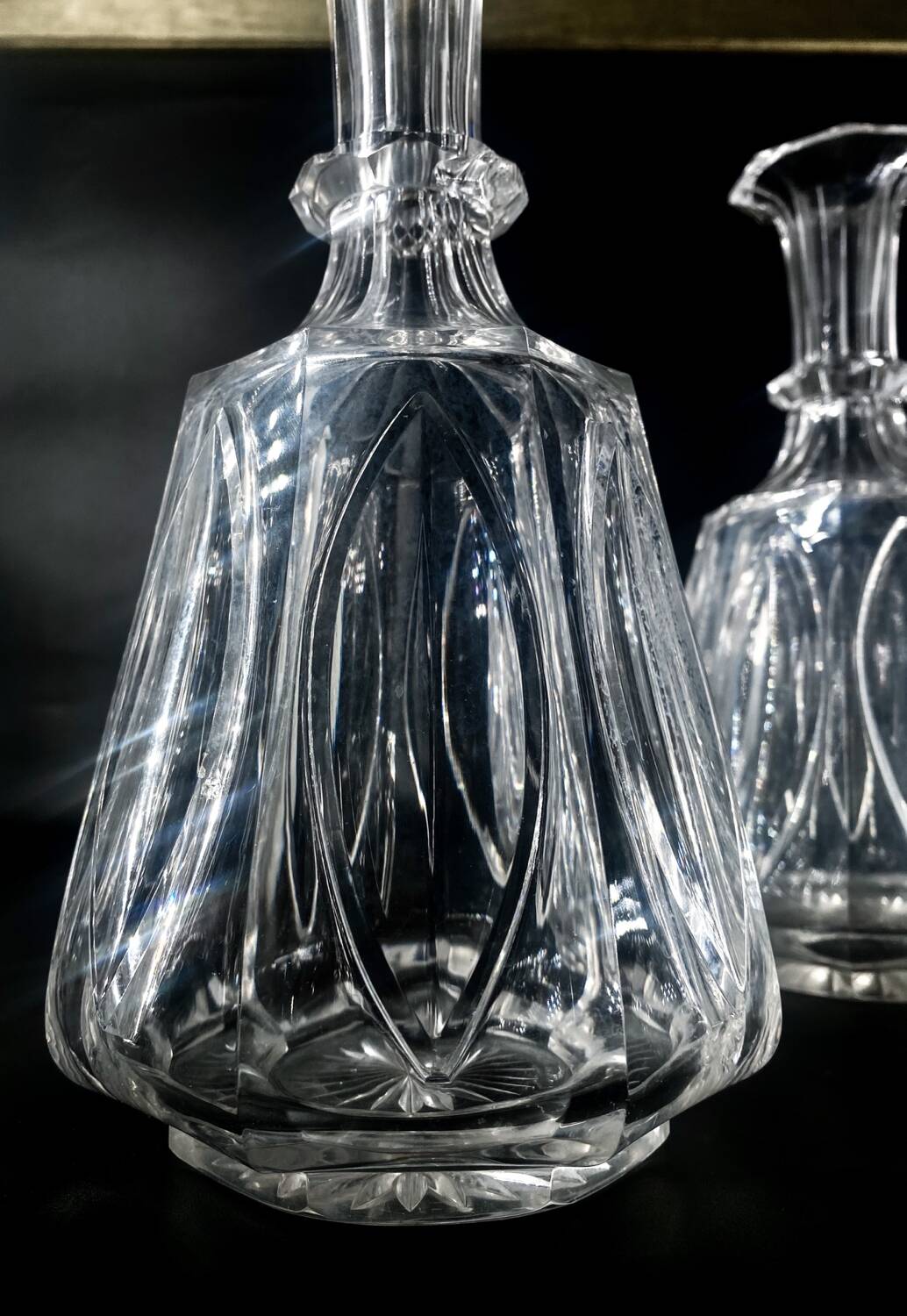 Two Le Creusot wine carafes (Baccarat) 19th century. Leaves