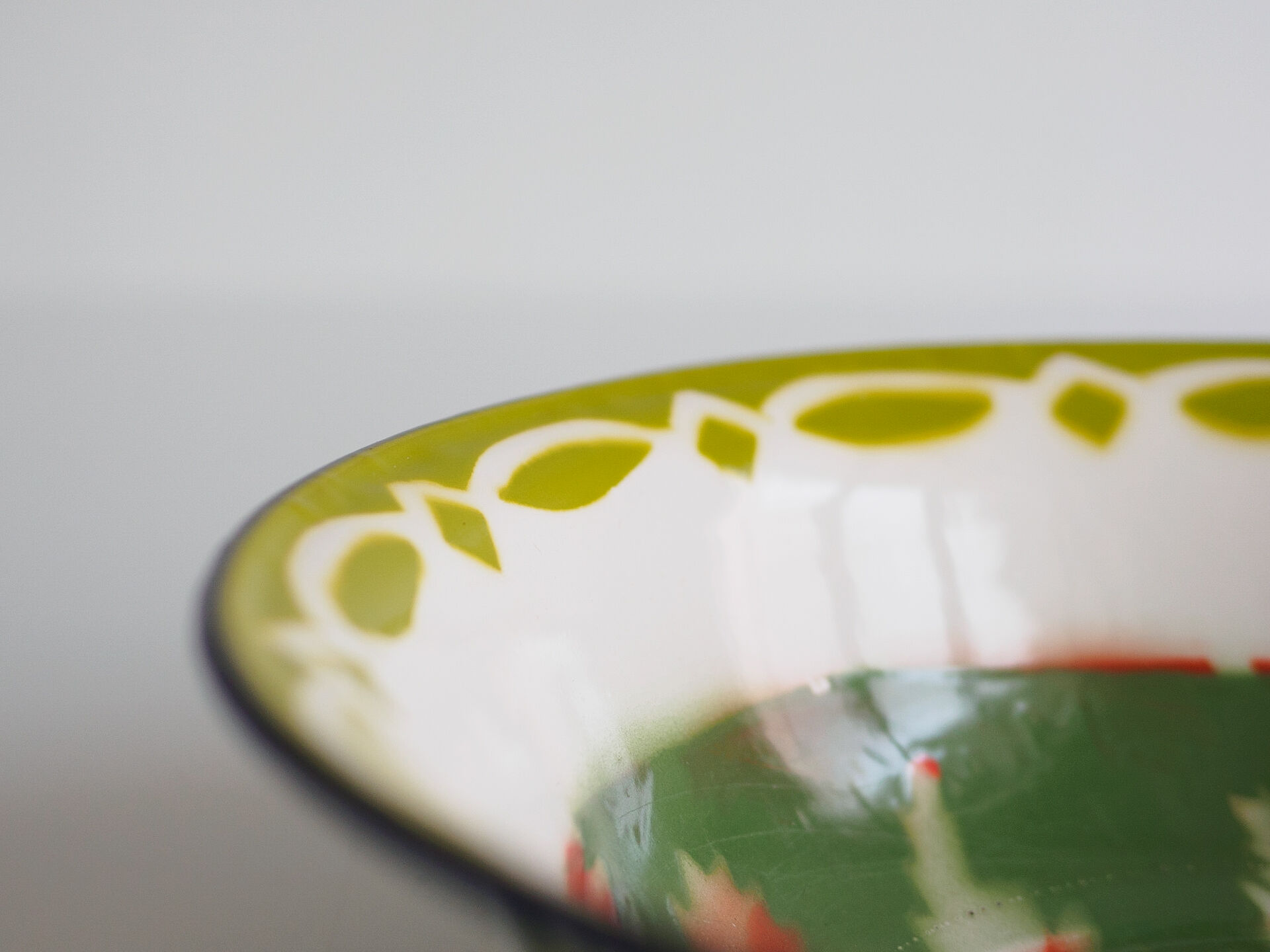 Enamelled metal salad