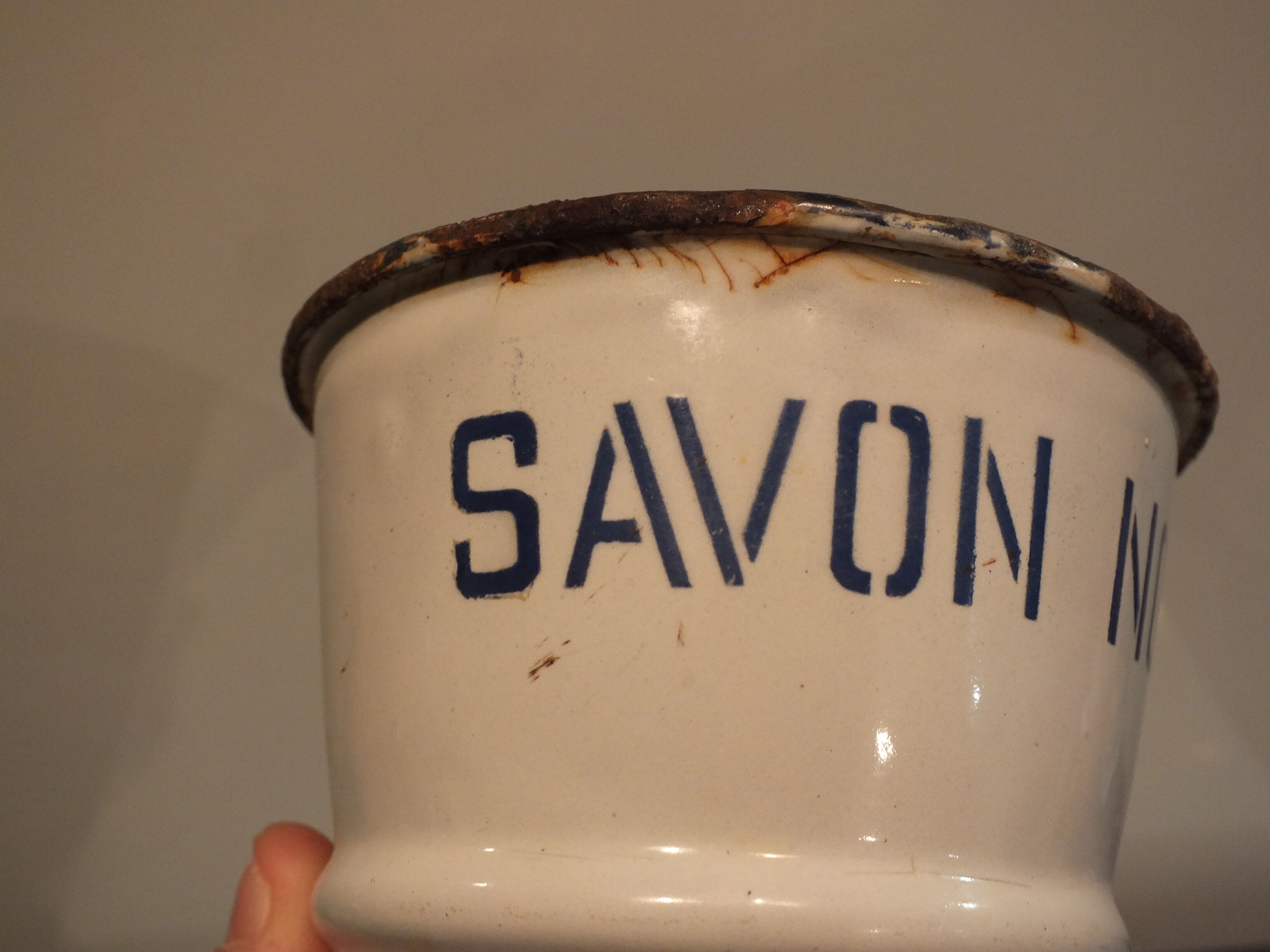 2 pots émaillés anciens pour savon noir et savon minéral