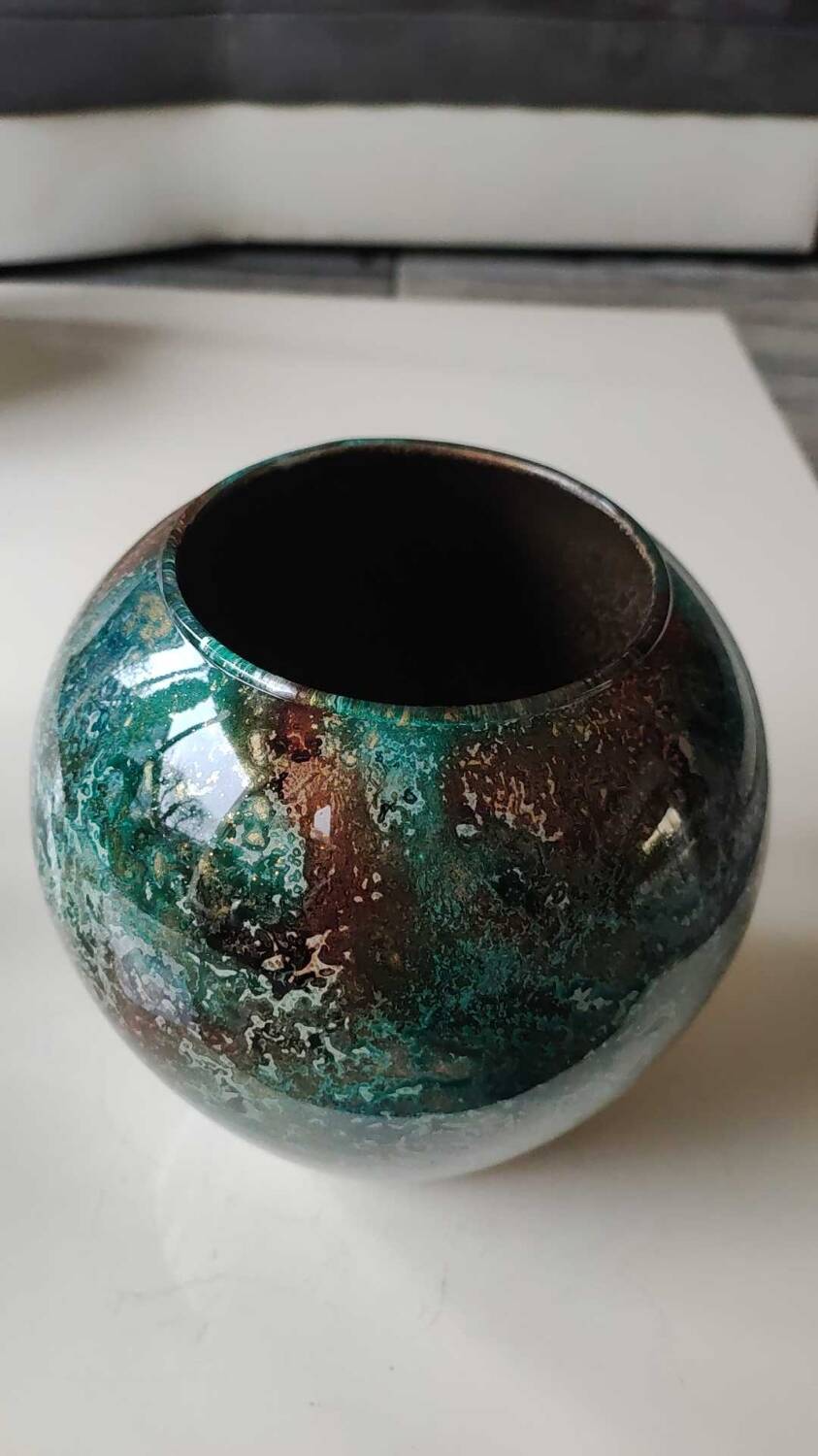 Large signed Line Lacquered Ball Vase. Made of églomisé glass. Dimensions: 18 x 16 cm