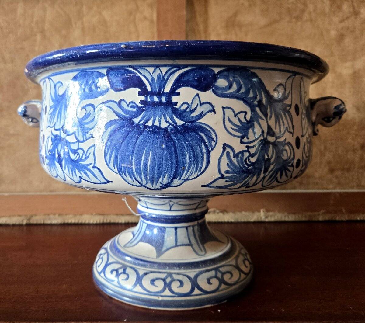 Antoine Montagnon in Nevers: footed bowl in porcelain with blue decoration.