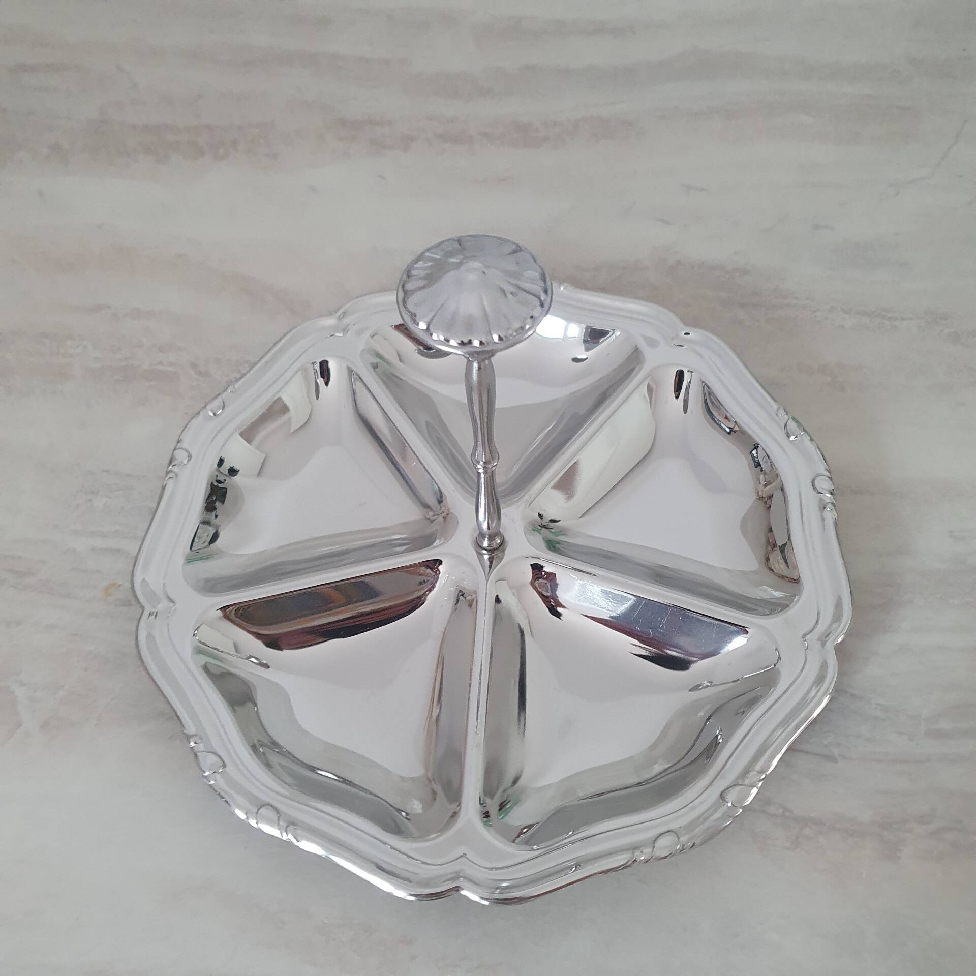 Guy Degrenne / Round platter with compartments and central stainless steel handle