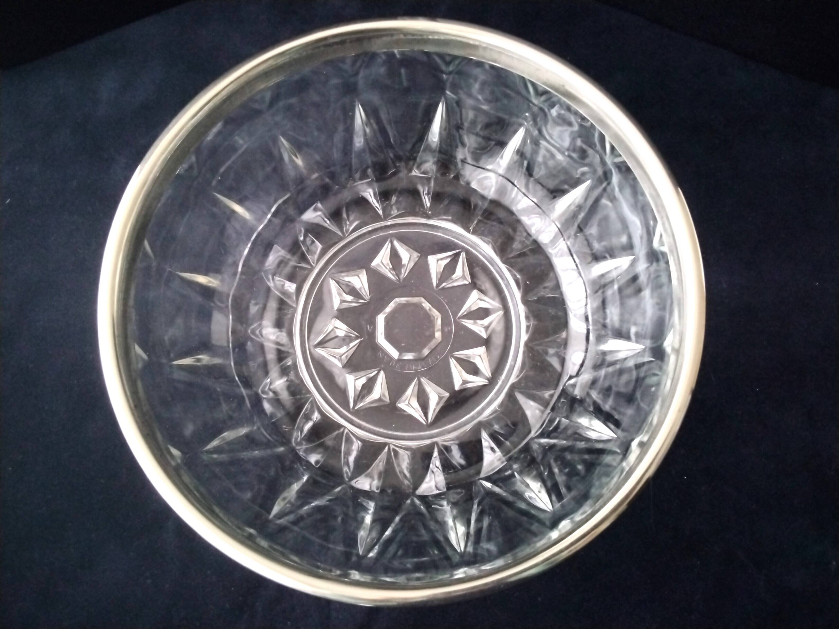 Salad bowl and serving cutlery in glass and silver metal