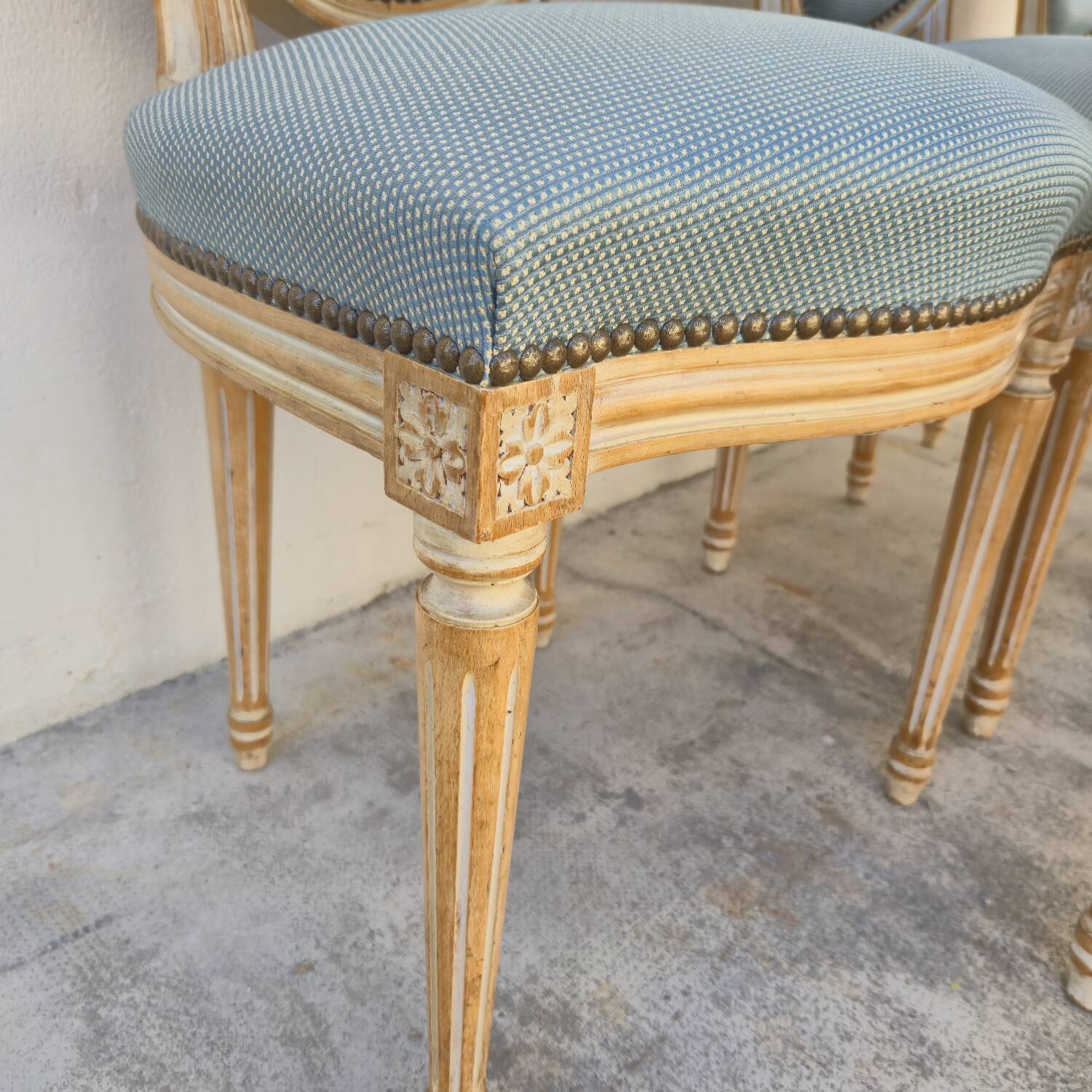 Set of 6 Louis XVI style chairs with antique patinated medallion