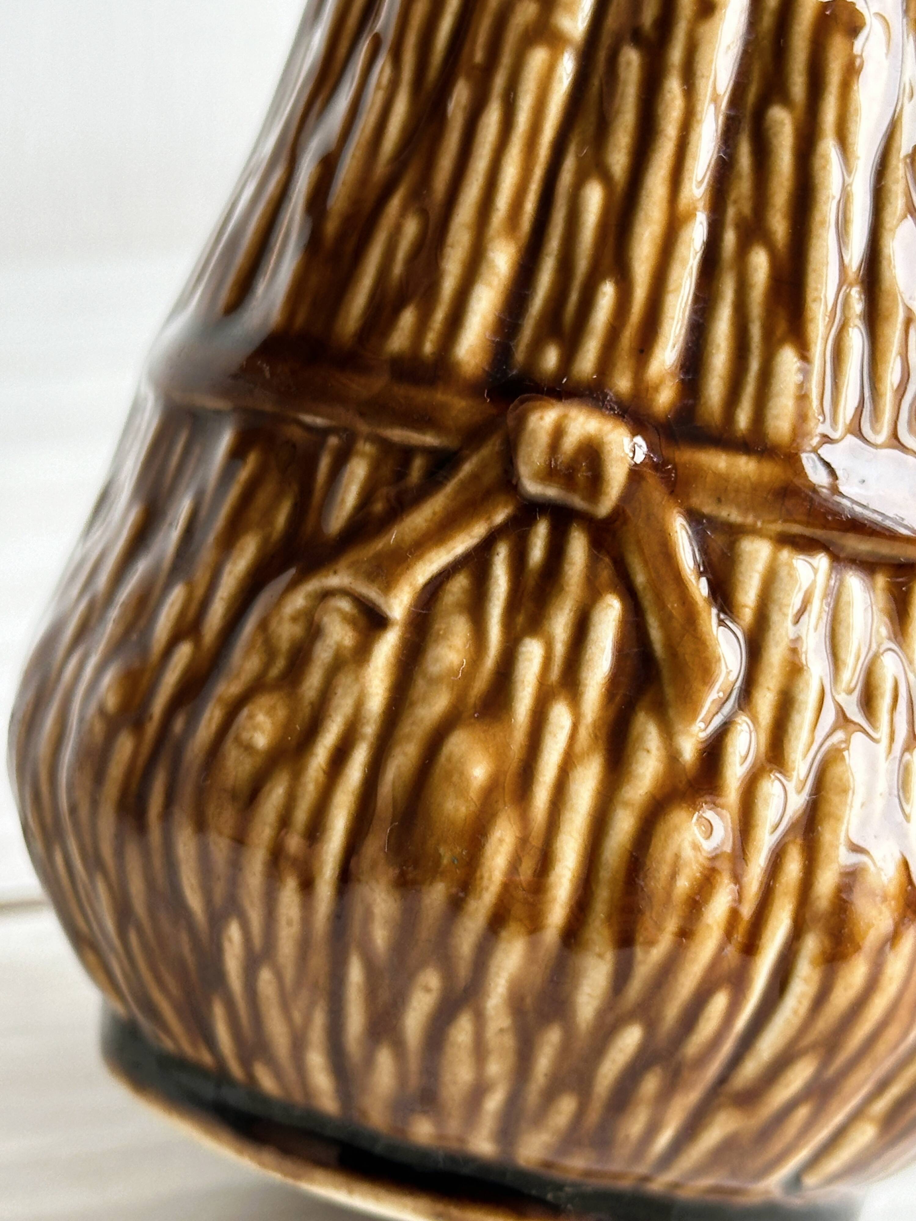 Pot à lait en céramique marron.