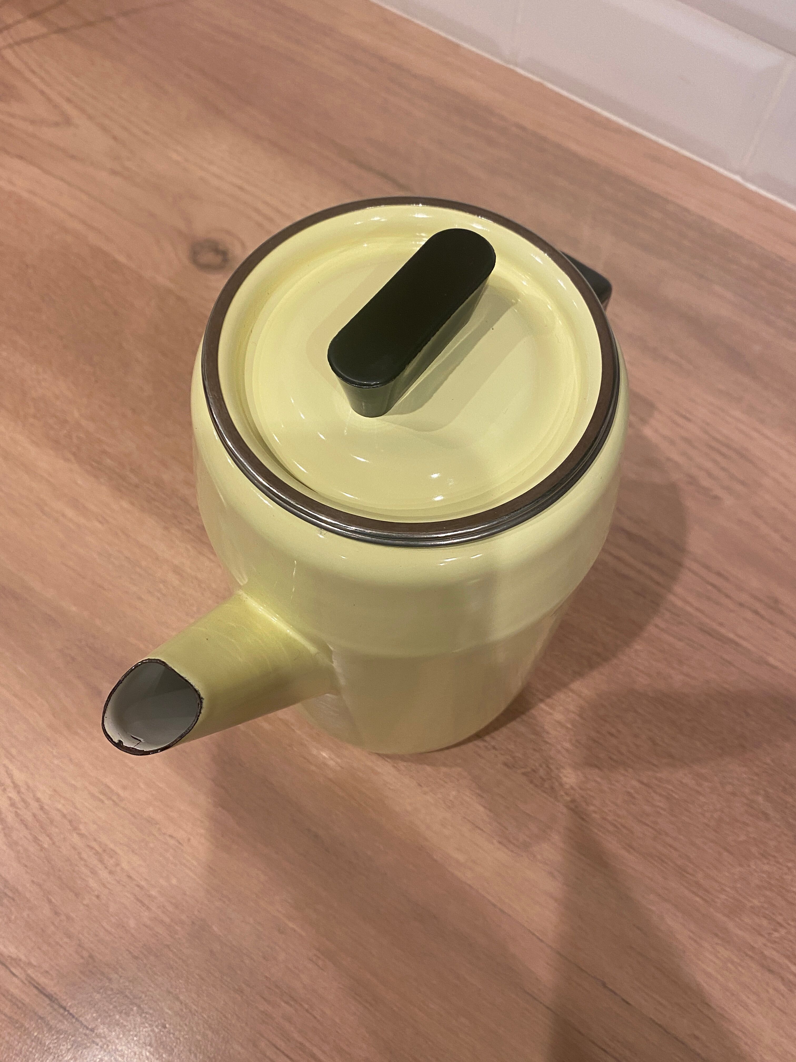 Cafetière en tôle émaillée jaune
