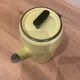 Cafetière en tôle émaillée jaune