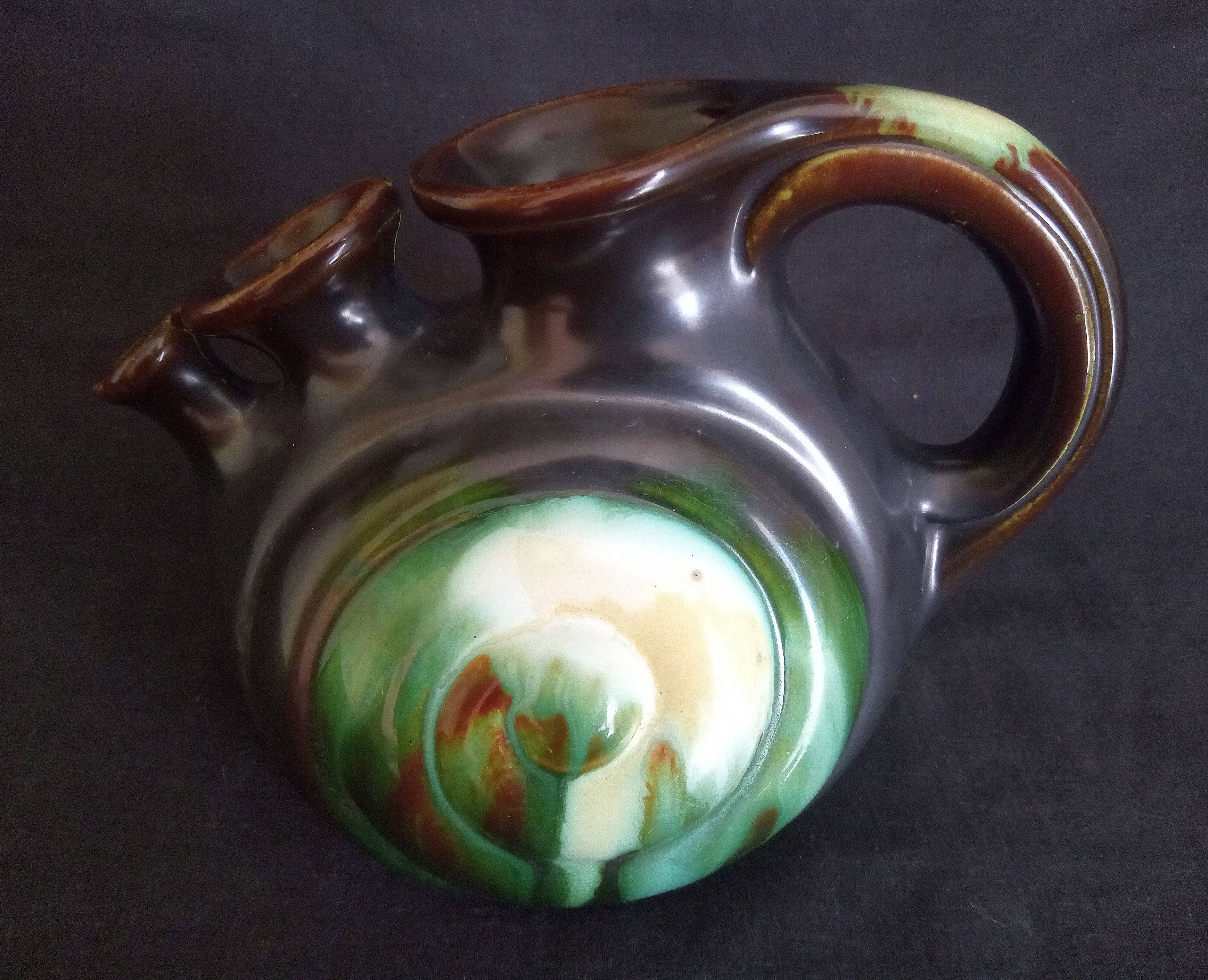 Vase with 3 flowers in the shape of a ceramic snail from Thulin (Belgium)