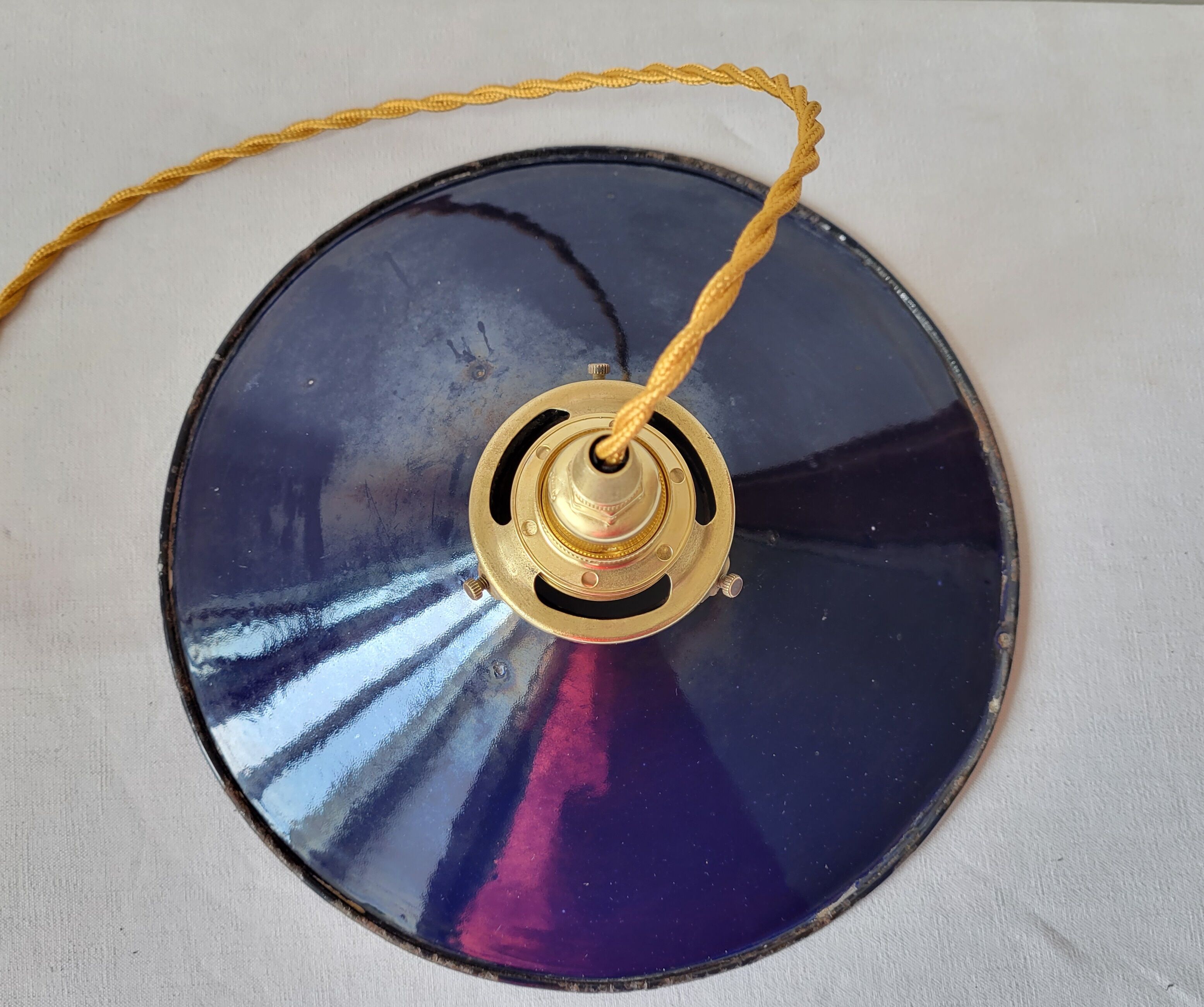 Suspension in blue enamelled sheet metal