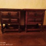 Un lot de deux tables de chevets
