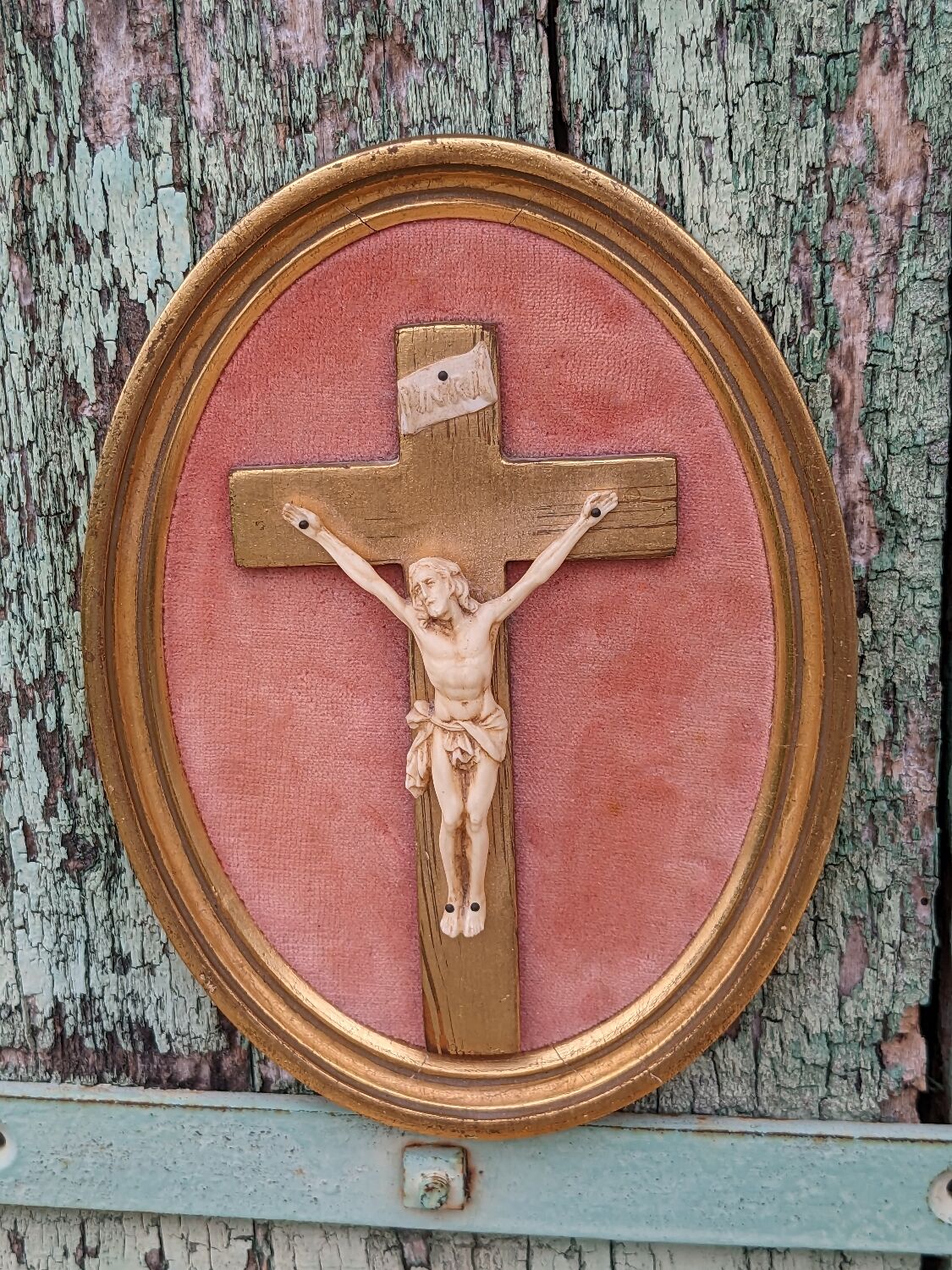 Médaillon crucifixion vintage