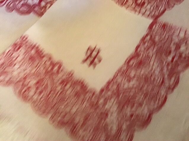 Red and white square sheet 140x140 and 6 towels