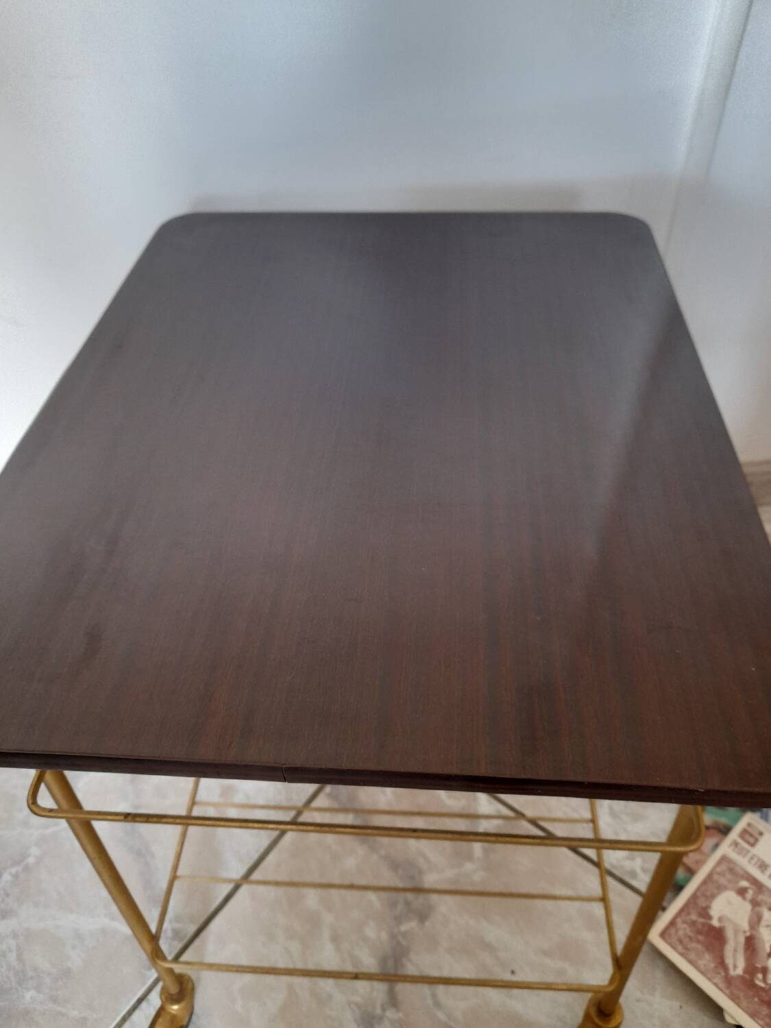 Table roulante - porte-vinyle en formica et métal doré