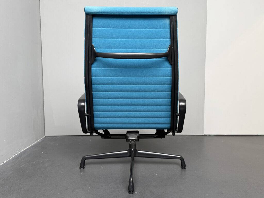 EA-124 office chair, aluminium chair, Hop Sak, turquoise blue, by Charles & Ray Eames for Vitra, Norway, 2000s. Swivel and tilt function.