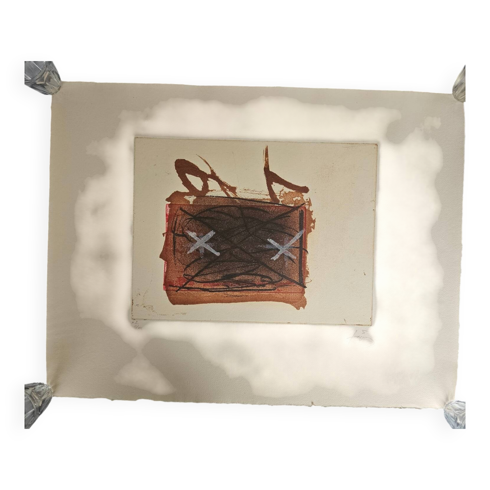 Antoni Tàpies (1923–2012)  
« Deux croix blanches », 1984  
Gravure et