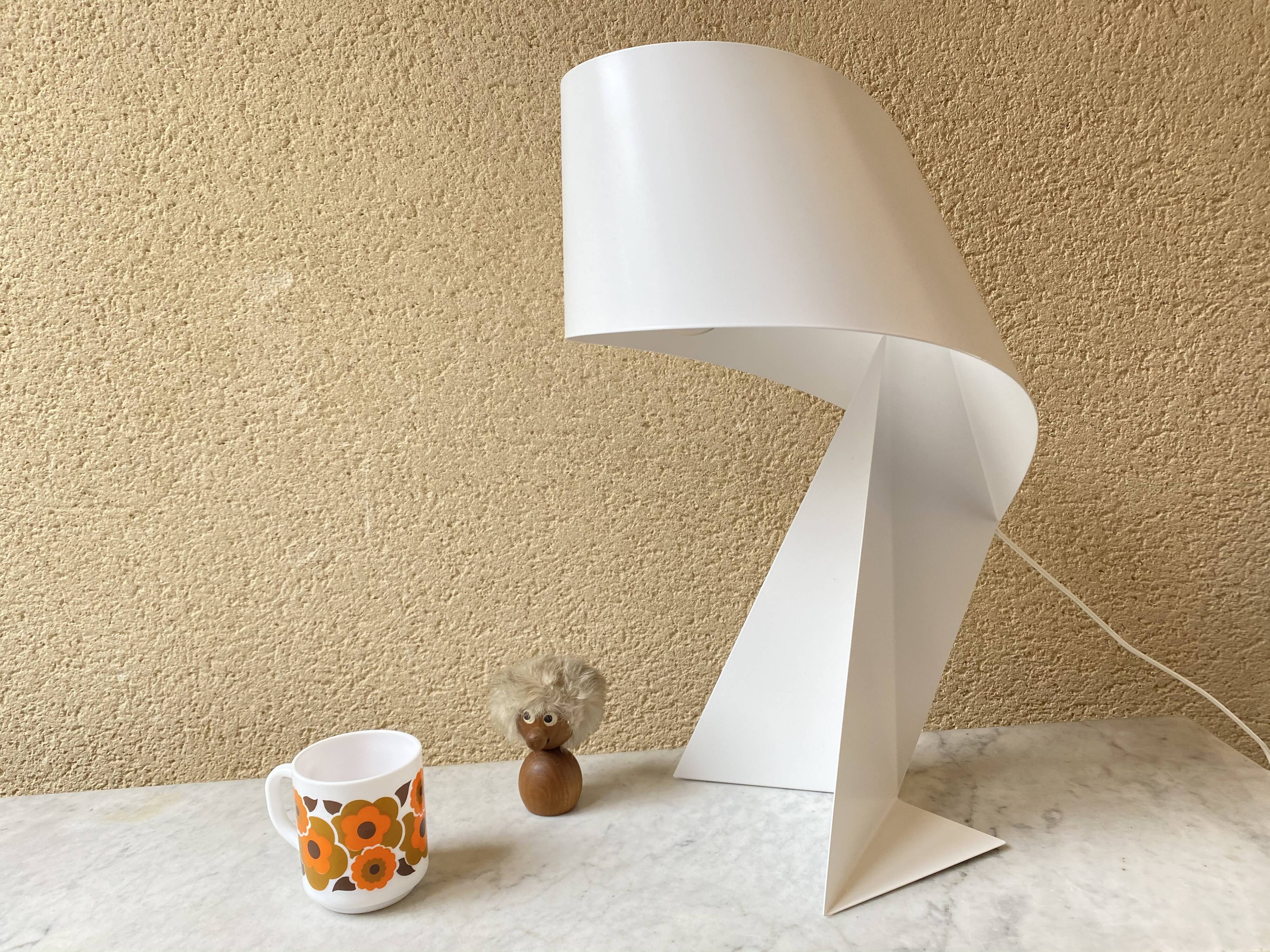 Ribbon lamp design Claire Norcross white laqué steel