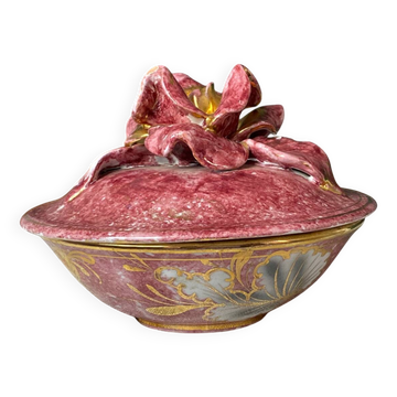 Bonbonnière in slipware
