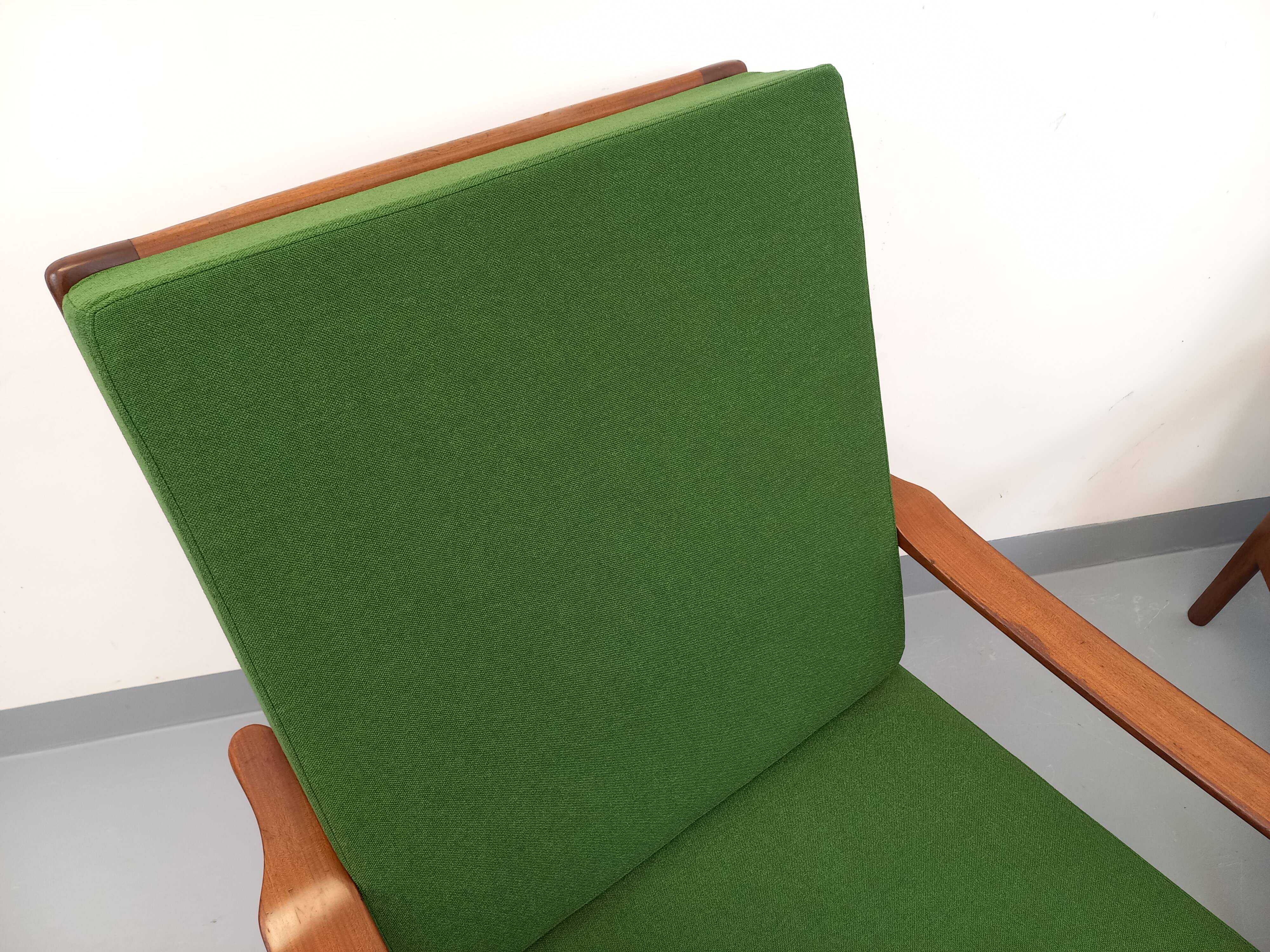 Paire de fauteuils scandinaves vintage en teck et tissu vert des années 60