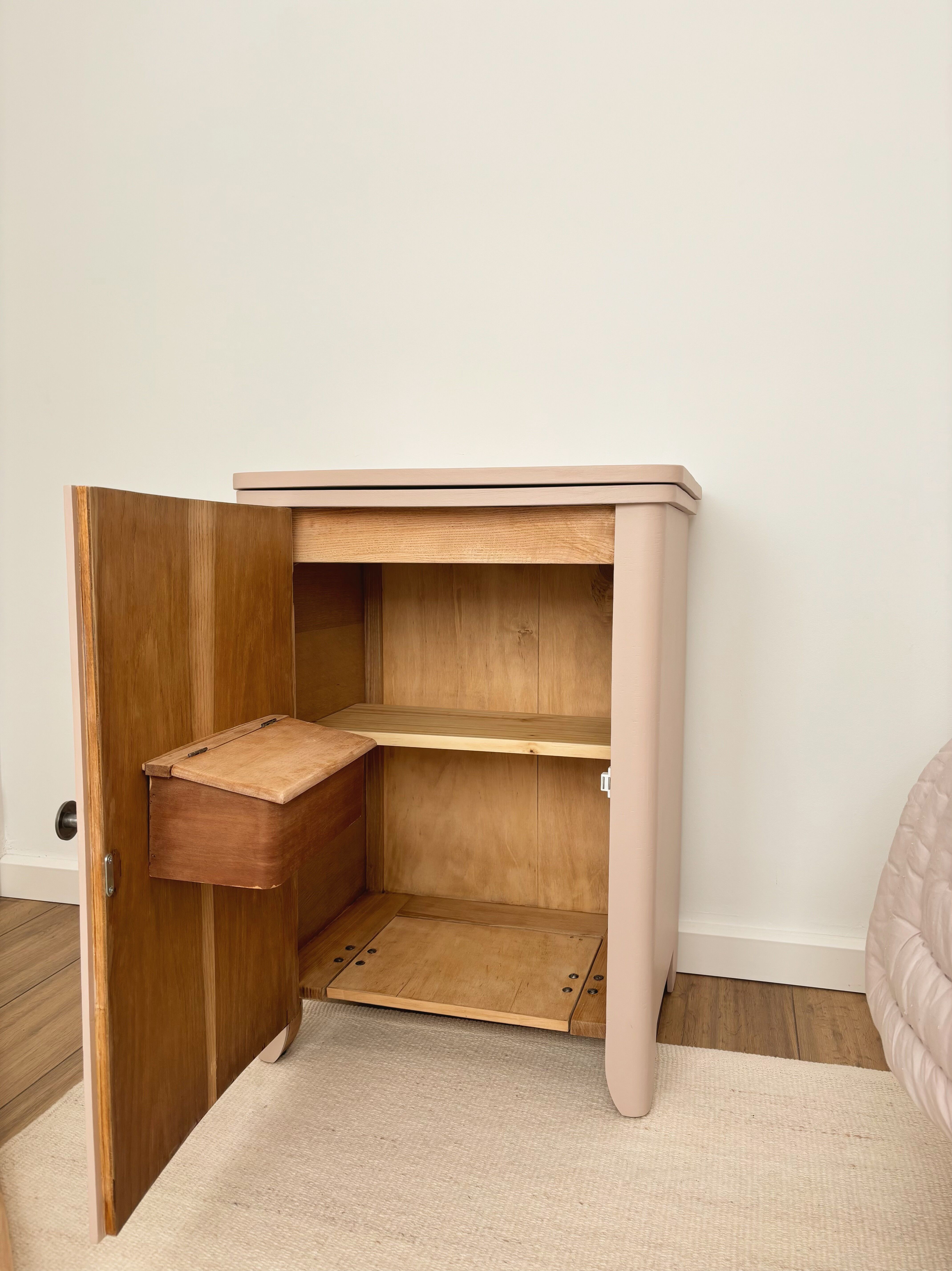 Petite commode rose rénovée