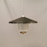 Lampe suspendue en verre avec abat-jour en métal laqué noir et base en laiton.