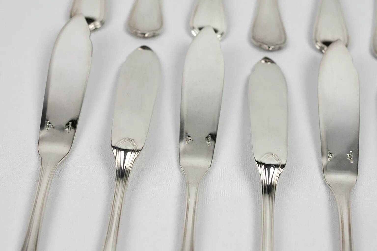 Christofle – Set of 12 silver-plated fish knives, “Spatours” model