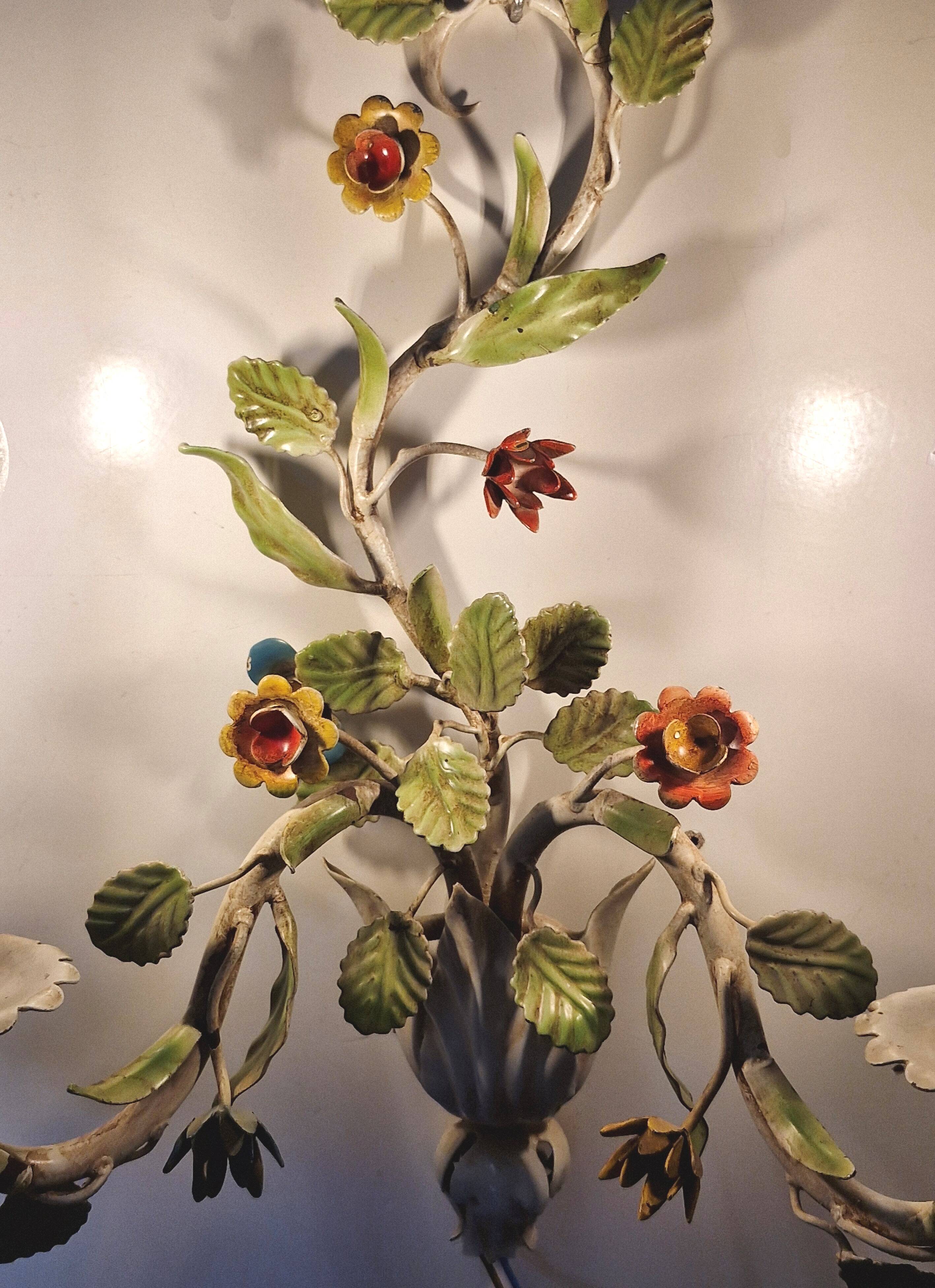 Wall lamp in colored flower sheet metal