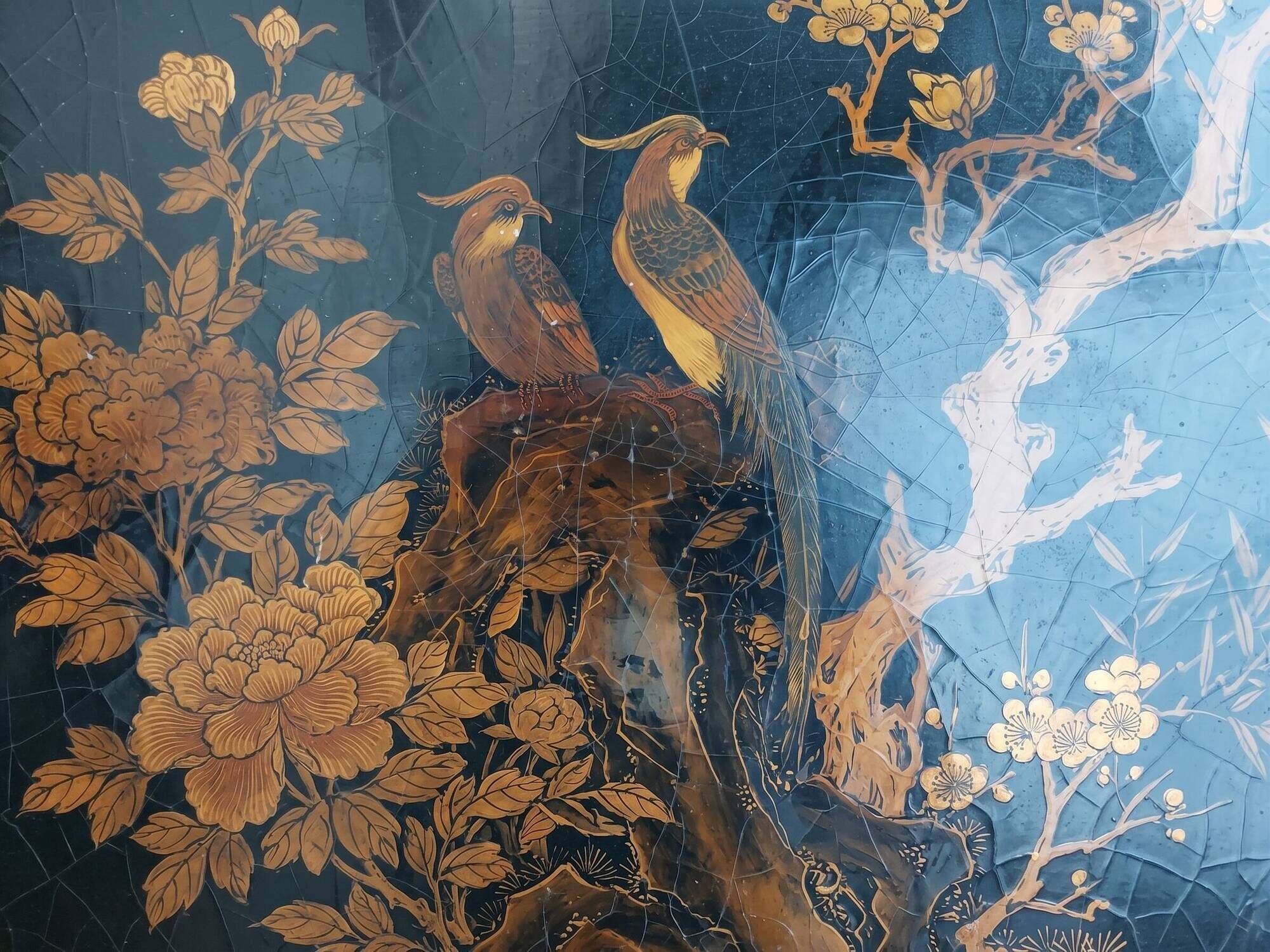 Antique Chinese coffee table in black and gold lacquered wood.