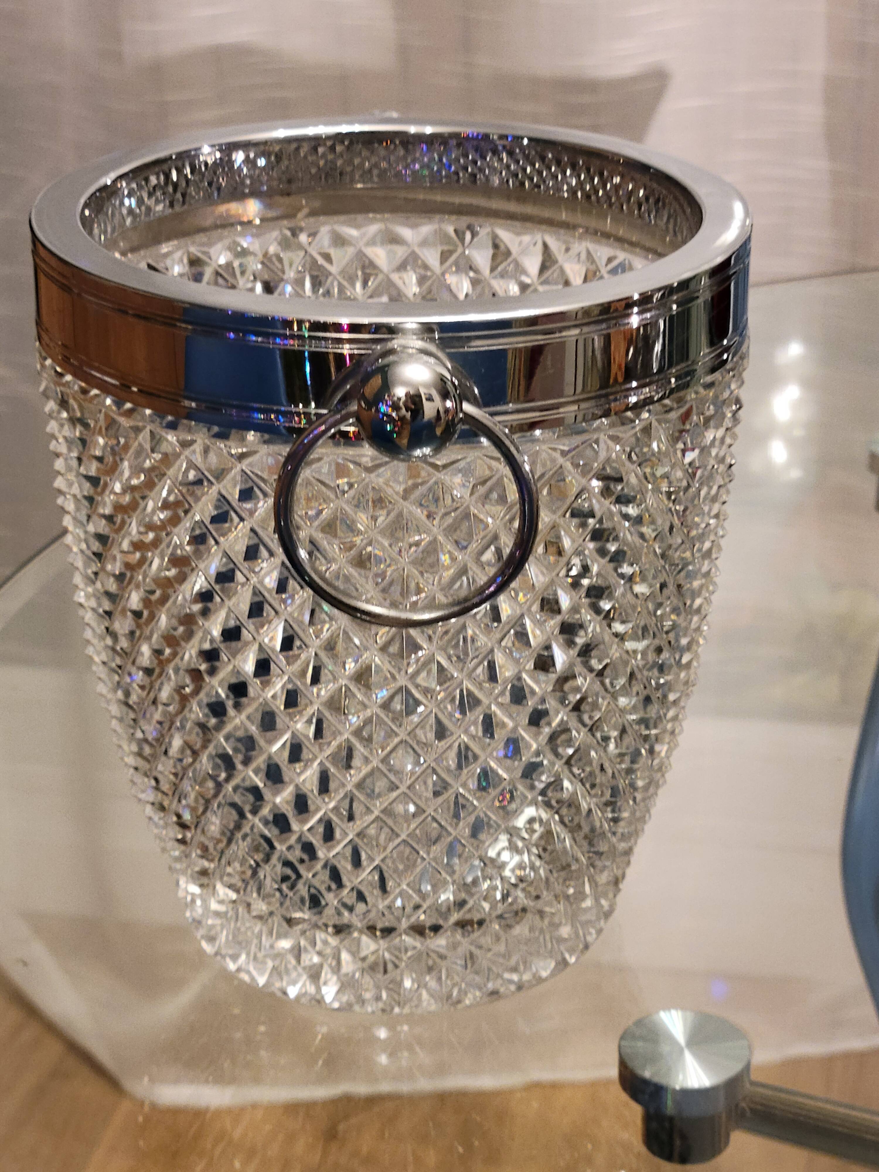 Champagne bucket in molded crystal with diamond tips