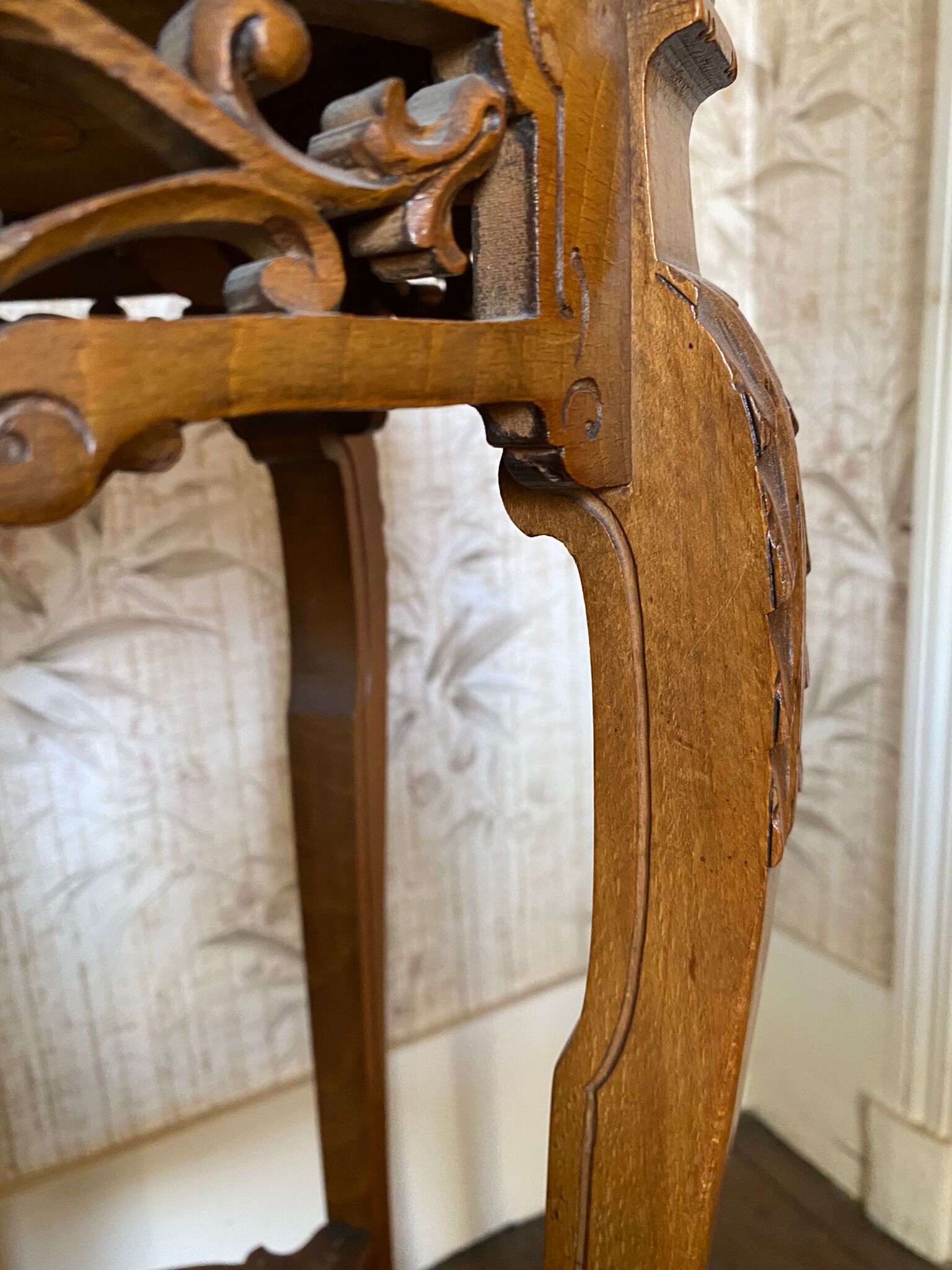 Fifth wheel / Carved wooden plant door with double top - brown marble around 1900
