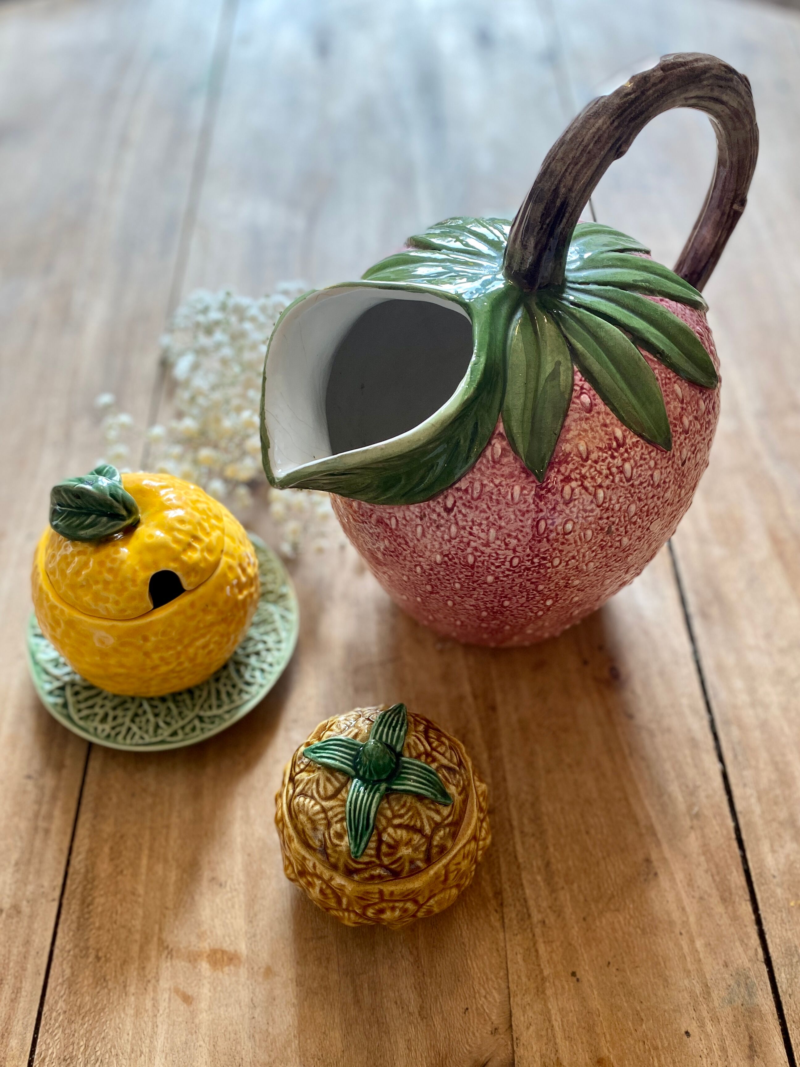 Lot de fruits en céramique, une carafe fraise et deux pots à confiture citron et ananas