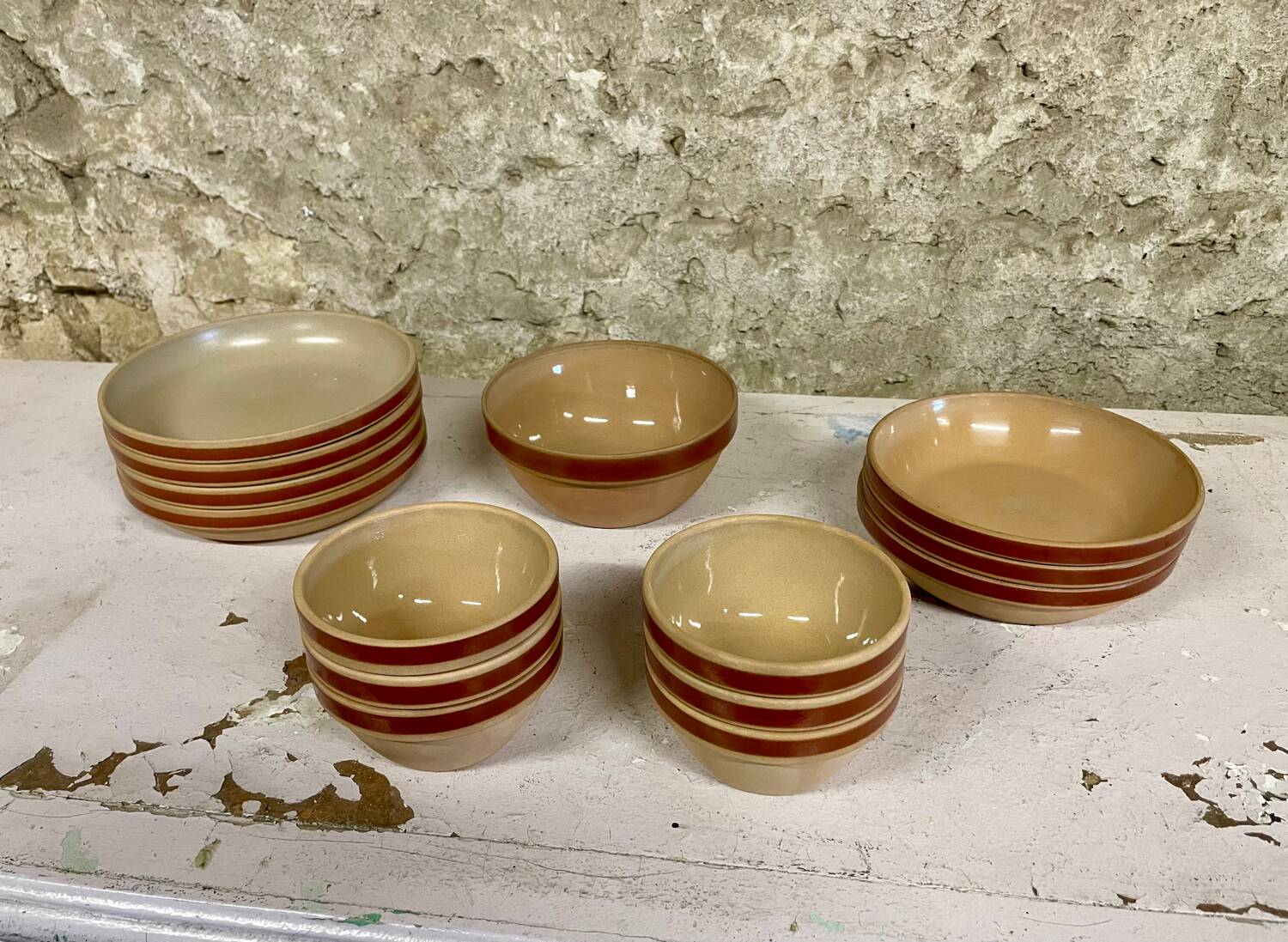 Lot of vintage Gien stoneware from France, 14 pieces including bowls and salad plates.