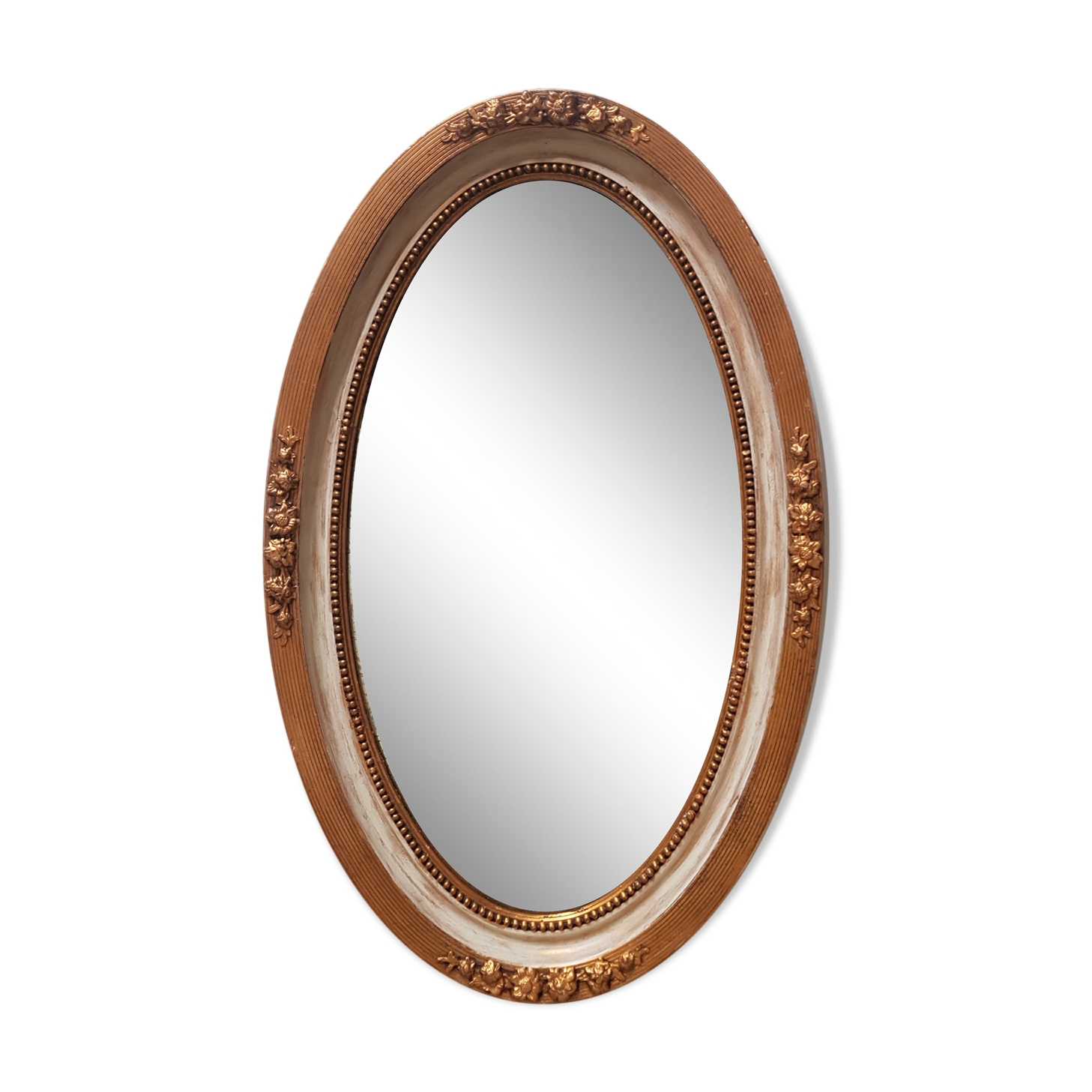 Large oval mirror with bevelled ice in stucque and wood decorated with flowers