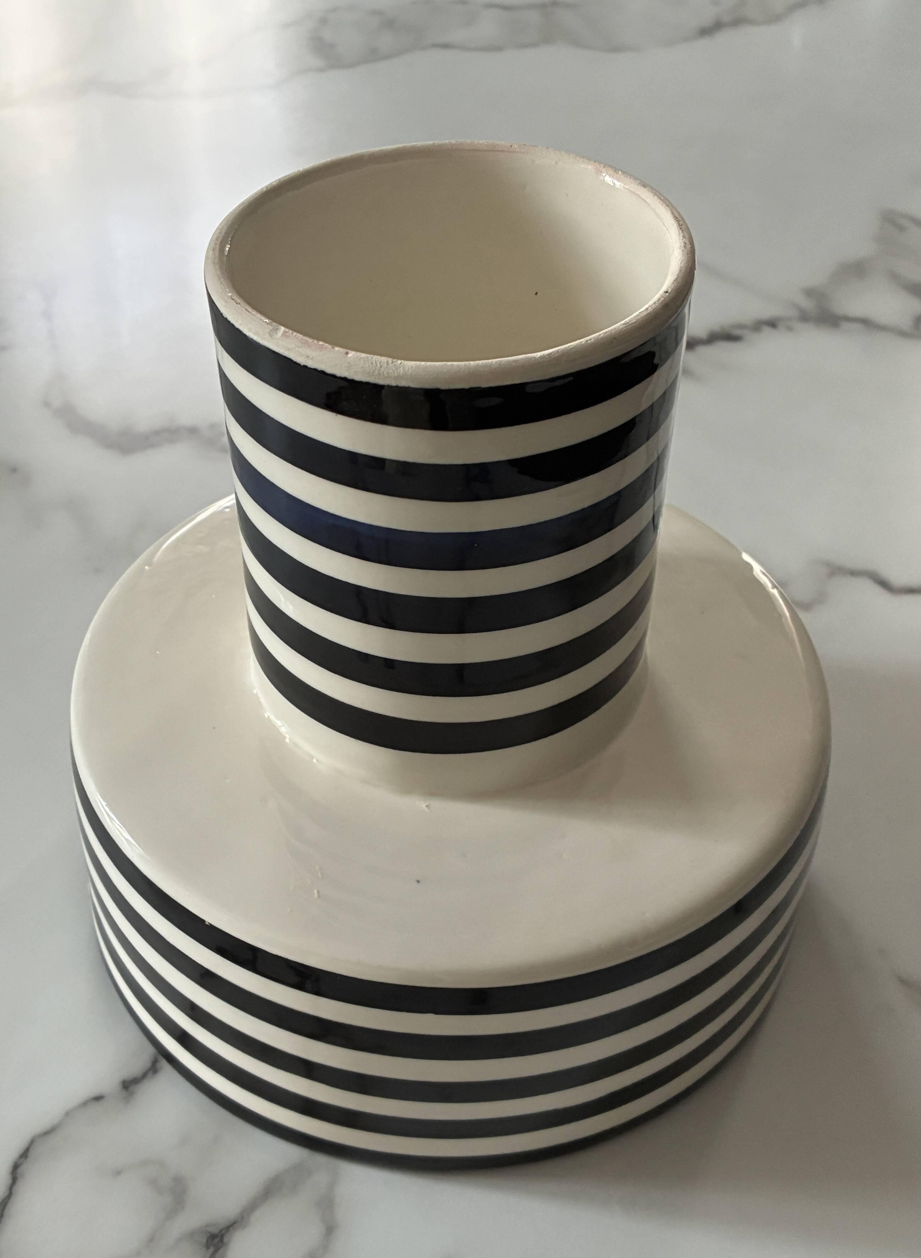 XL coupe presentation or base with black and white stripes.