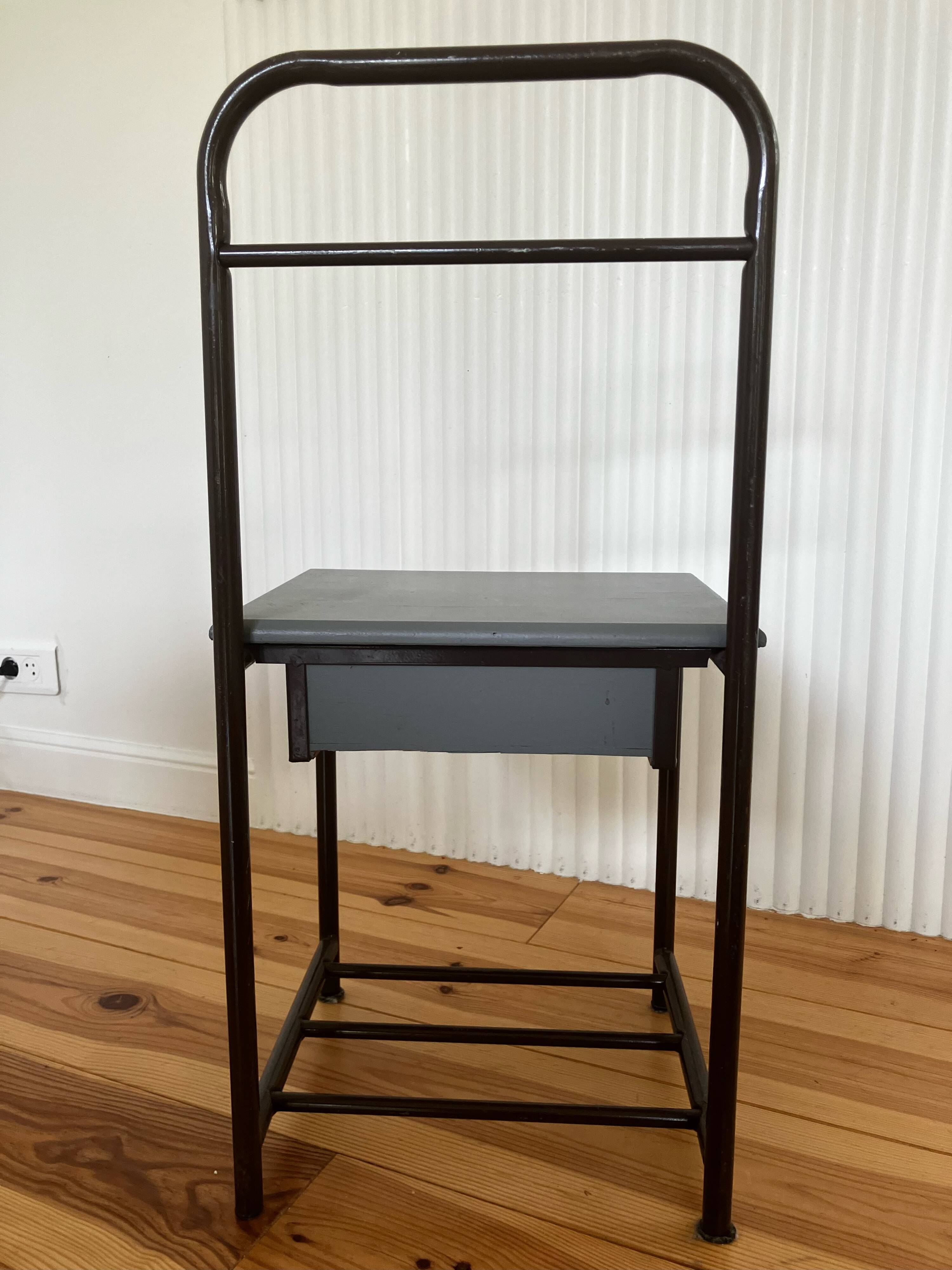 Table de chevet d'internat
