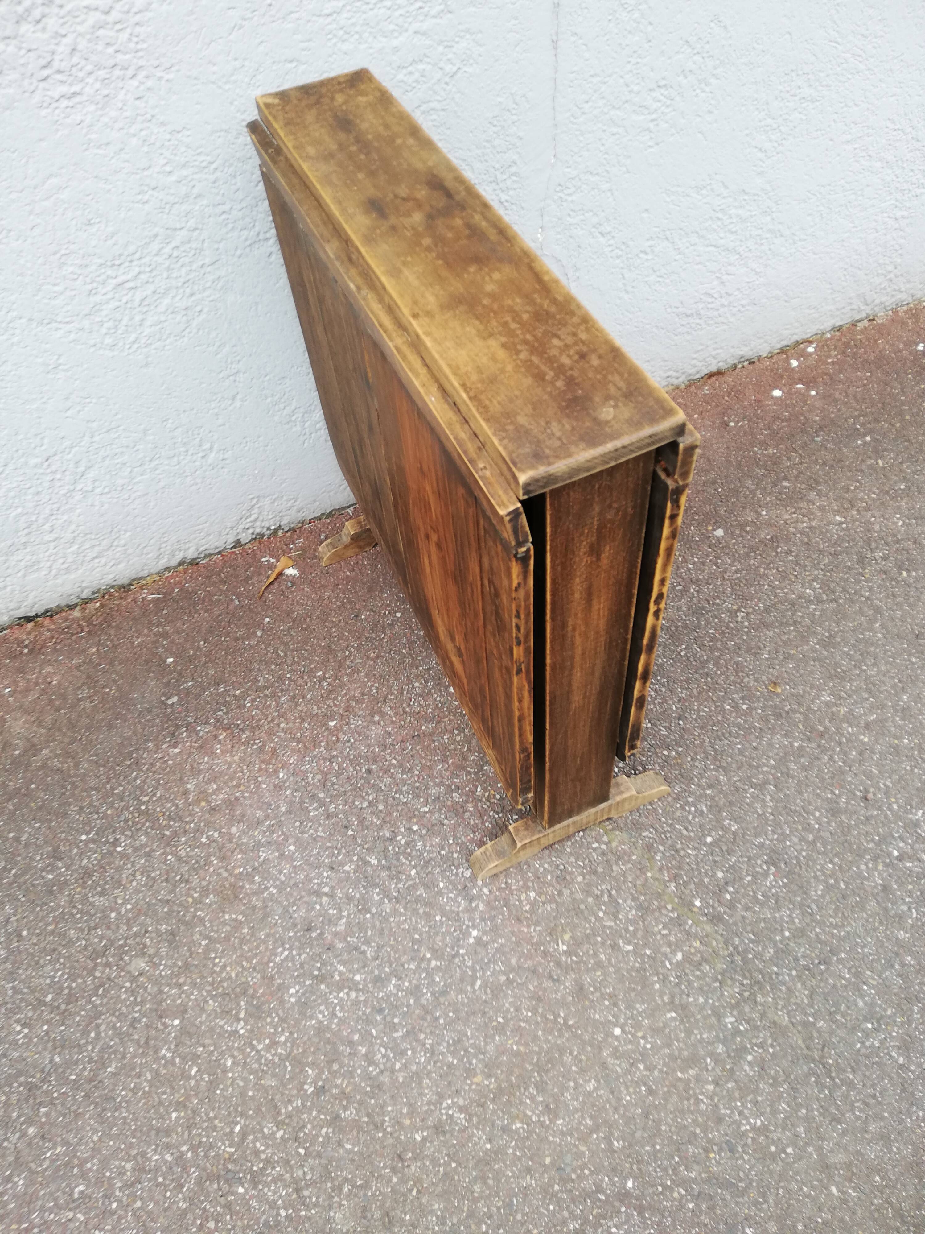 Folding table
