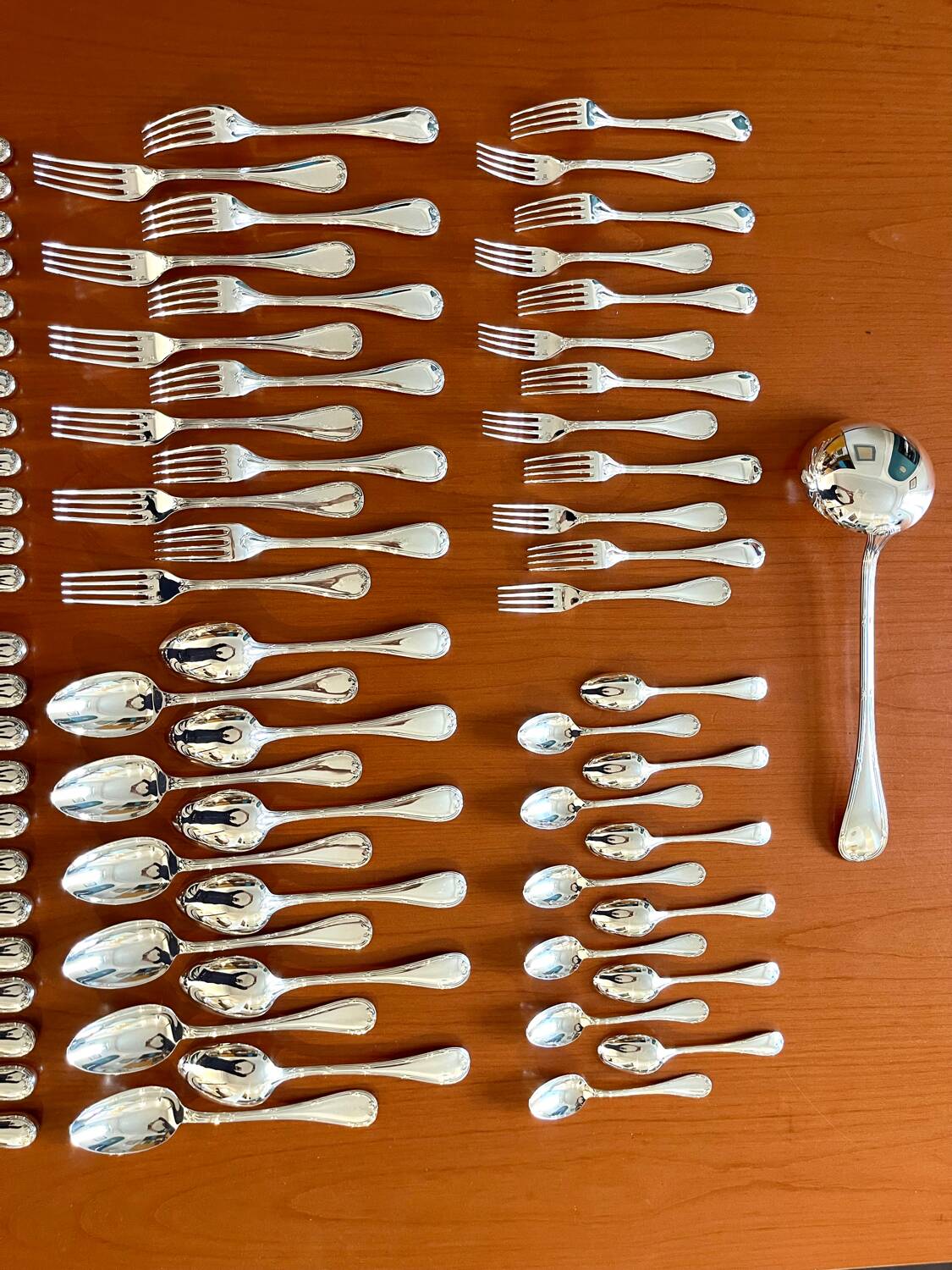 Christofle crossed ribbons, 73-piece cutlery set in new condition.