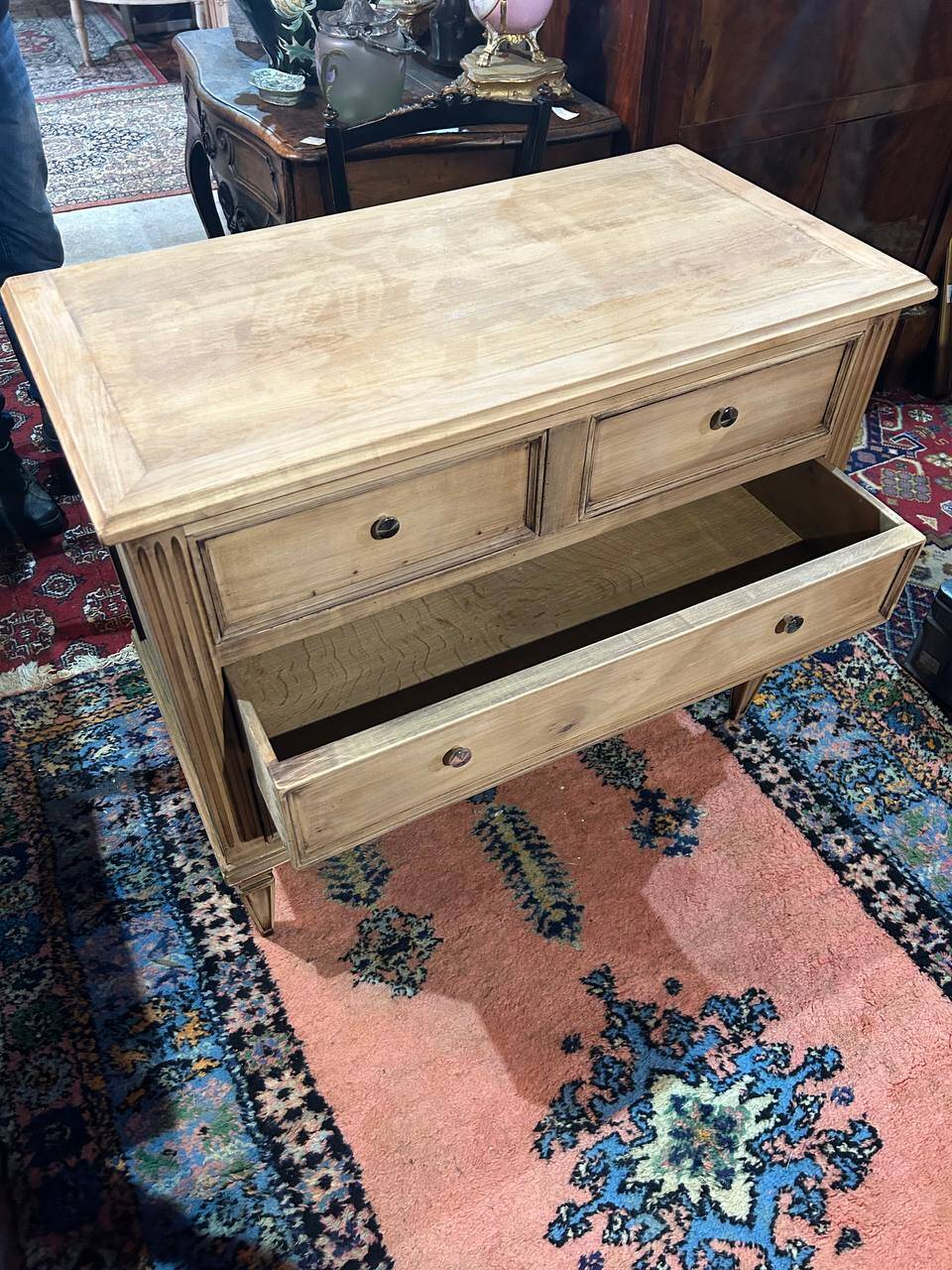 Commode de style Louis XVI cannelée