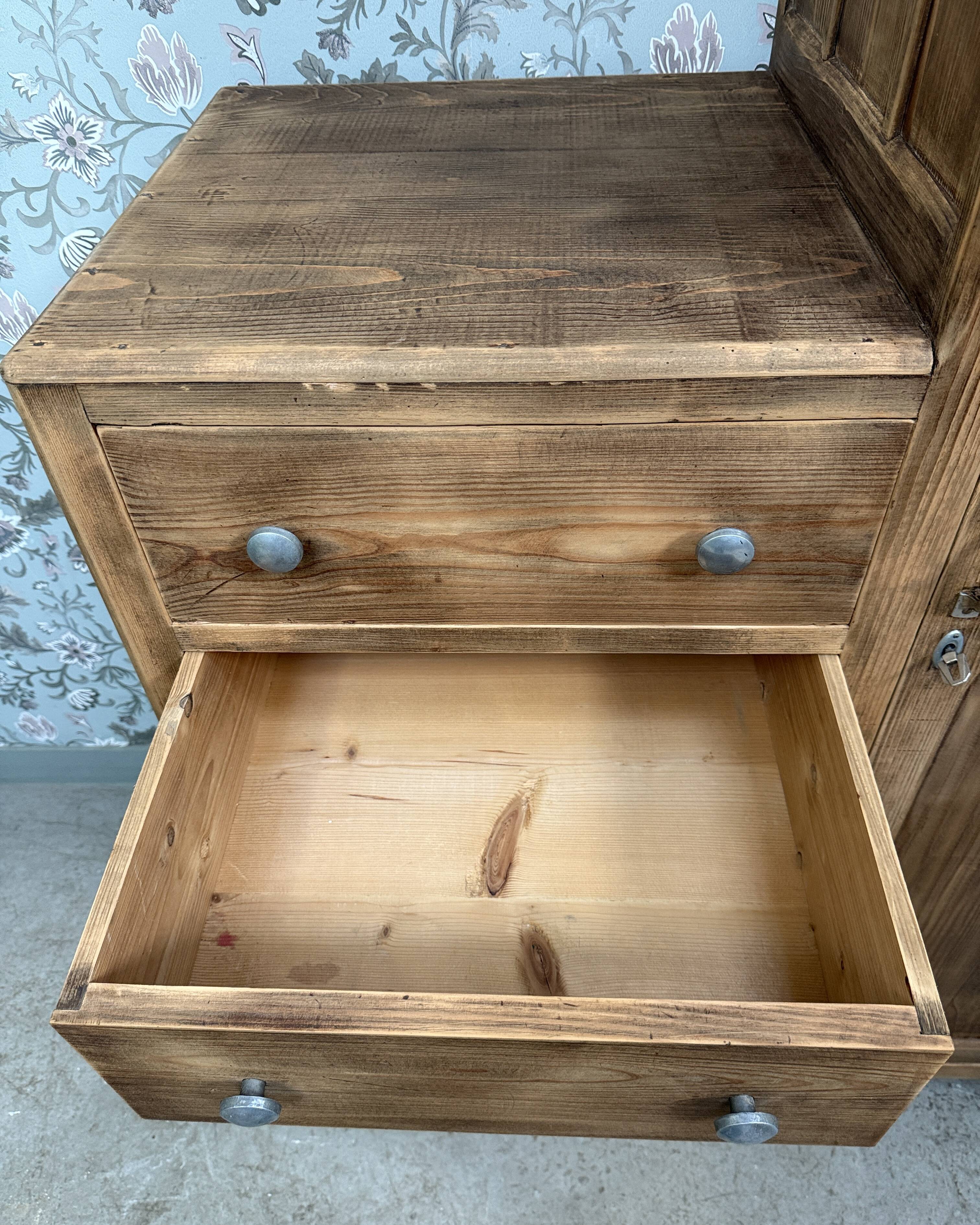 Armoire asymétrique art déco (rénovée)