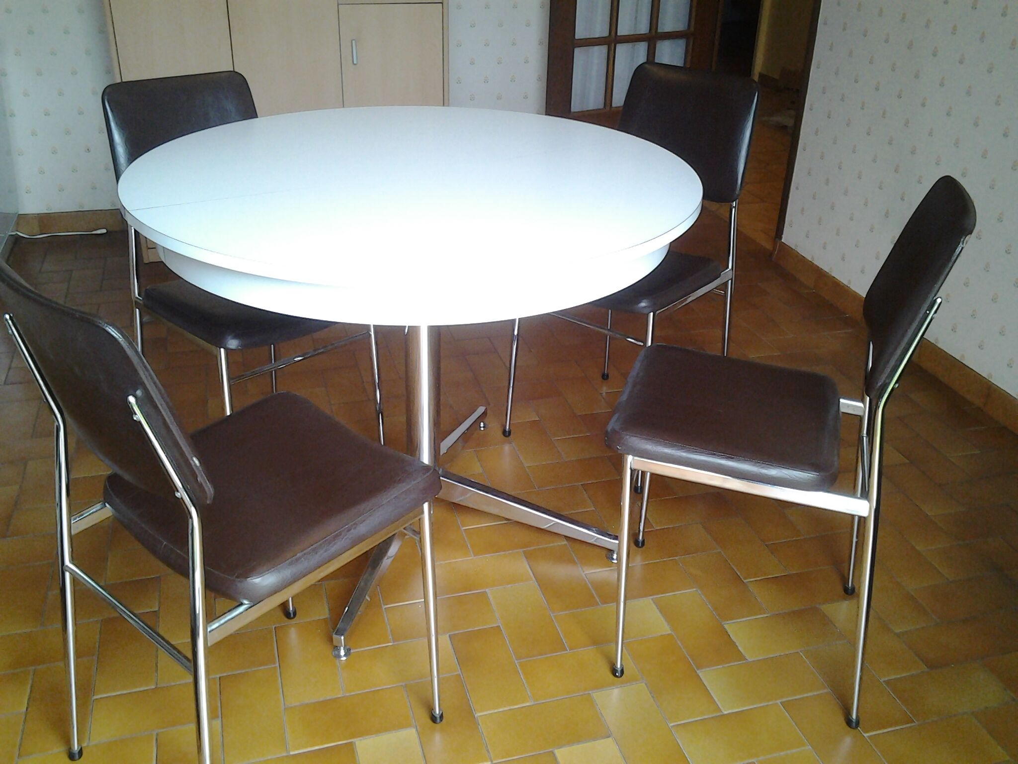 Round dining table with vintage chromed base 1970/80 years