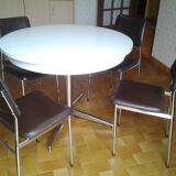 Round dining table with vintage chromed base 1970/80 years