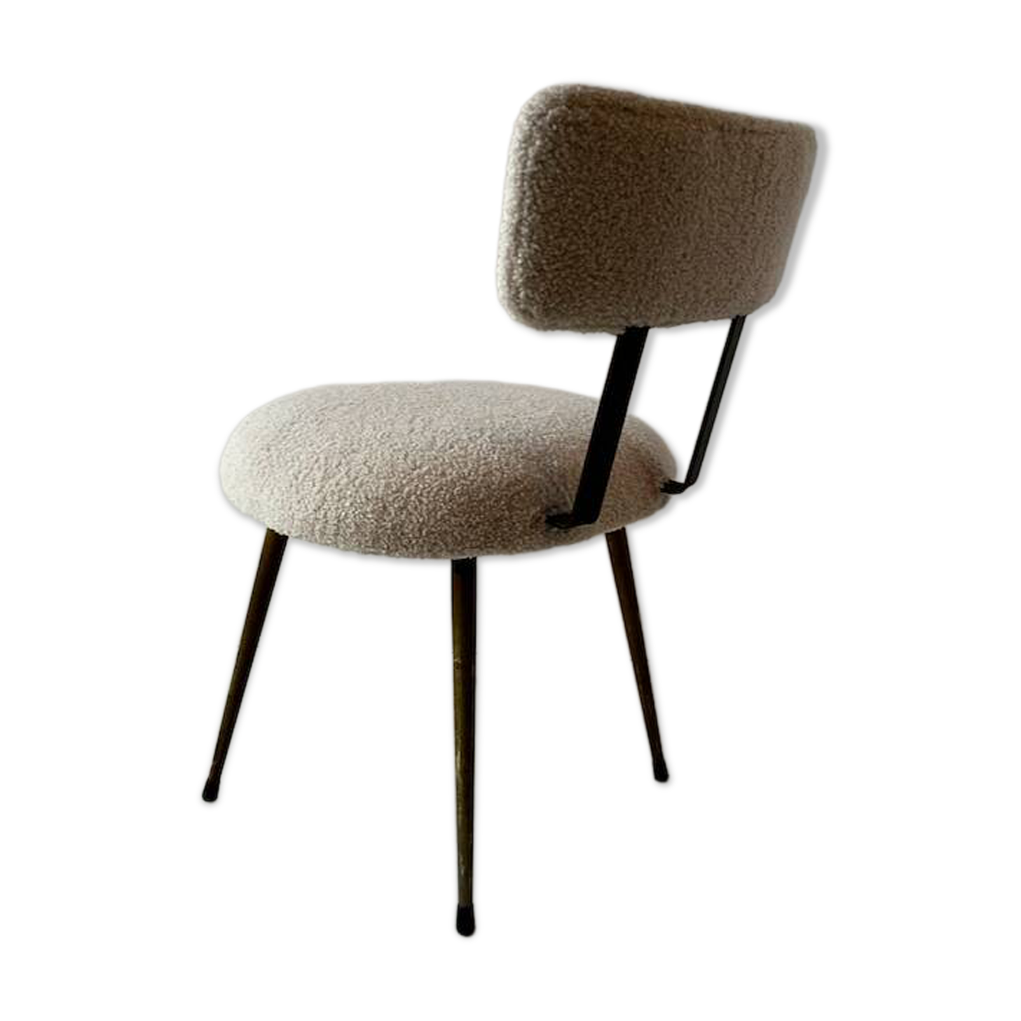 Low seat in metal and white boucle fabric.