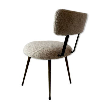 Low seat in metal and white boucle fabric.