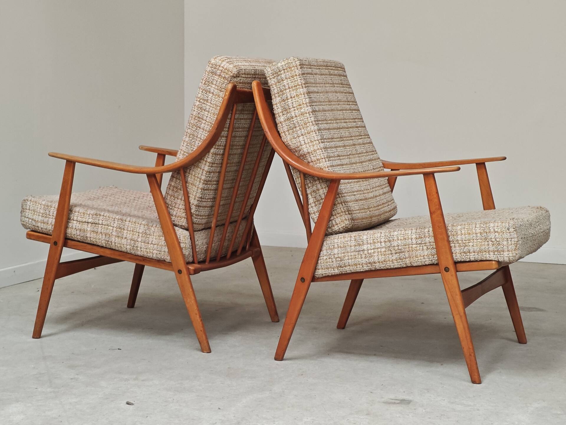 Pair of Boomerang-style armchairs in ecru beige fabric, 1960s.