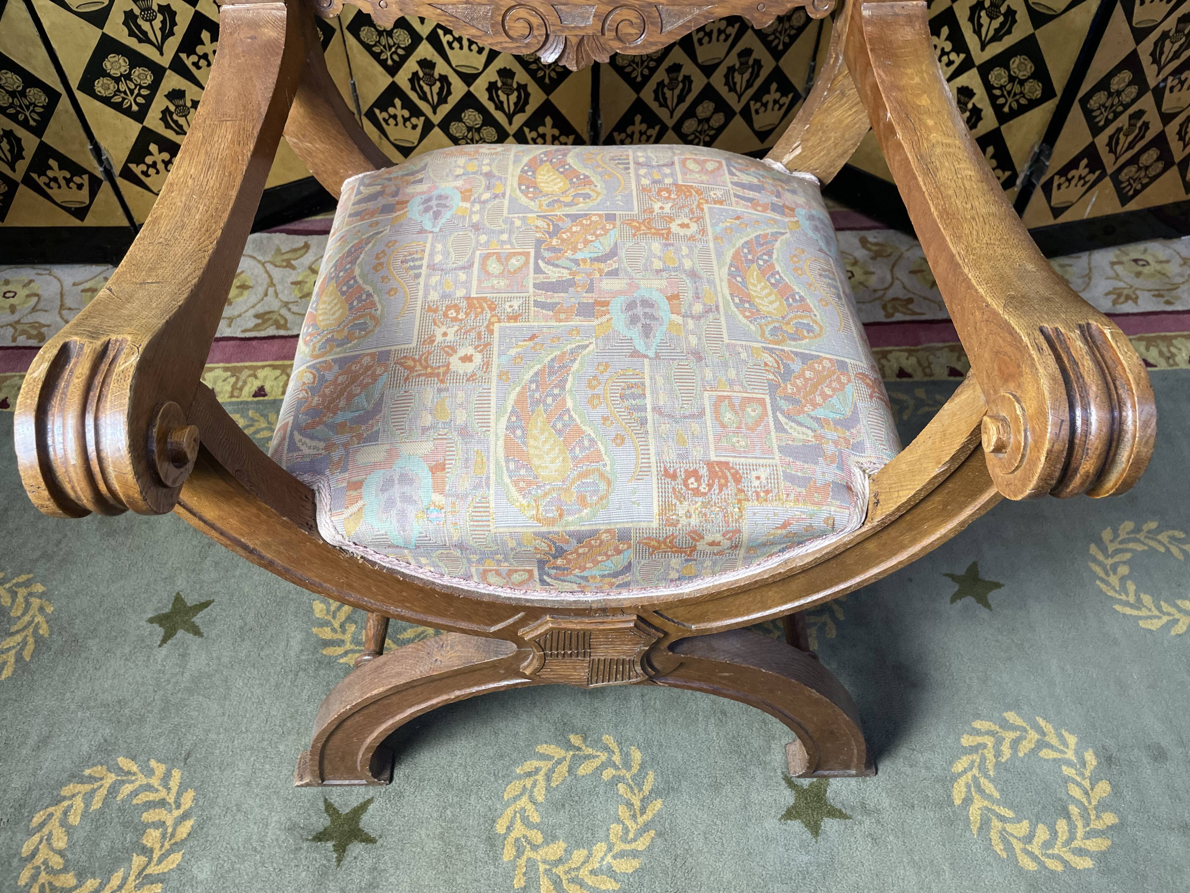 Fauteuil Dagobert « Curule » chêne