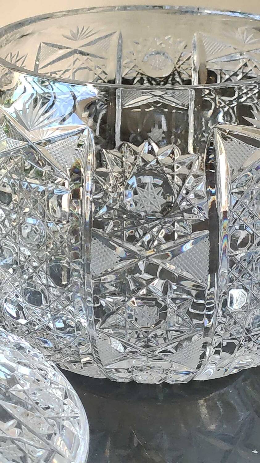 Vintage candy box/Drageoir in finely cut Bohemian crystal. Sophisticated star/brass patterns. Size 20 x 16 cm