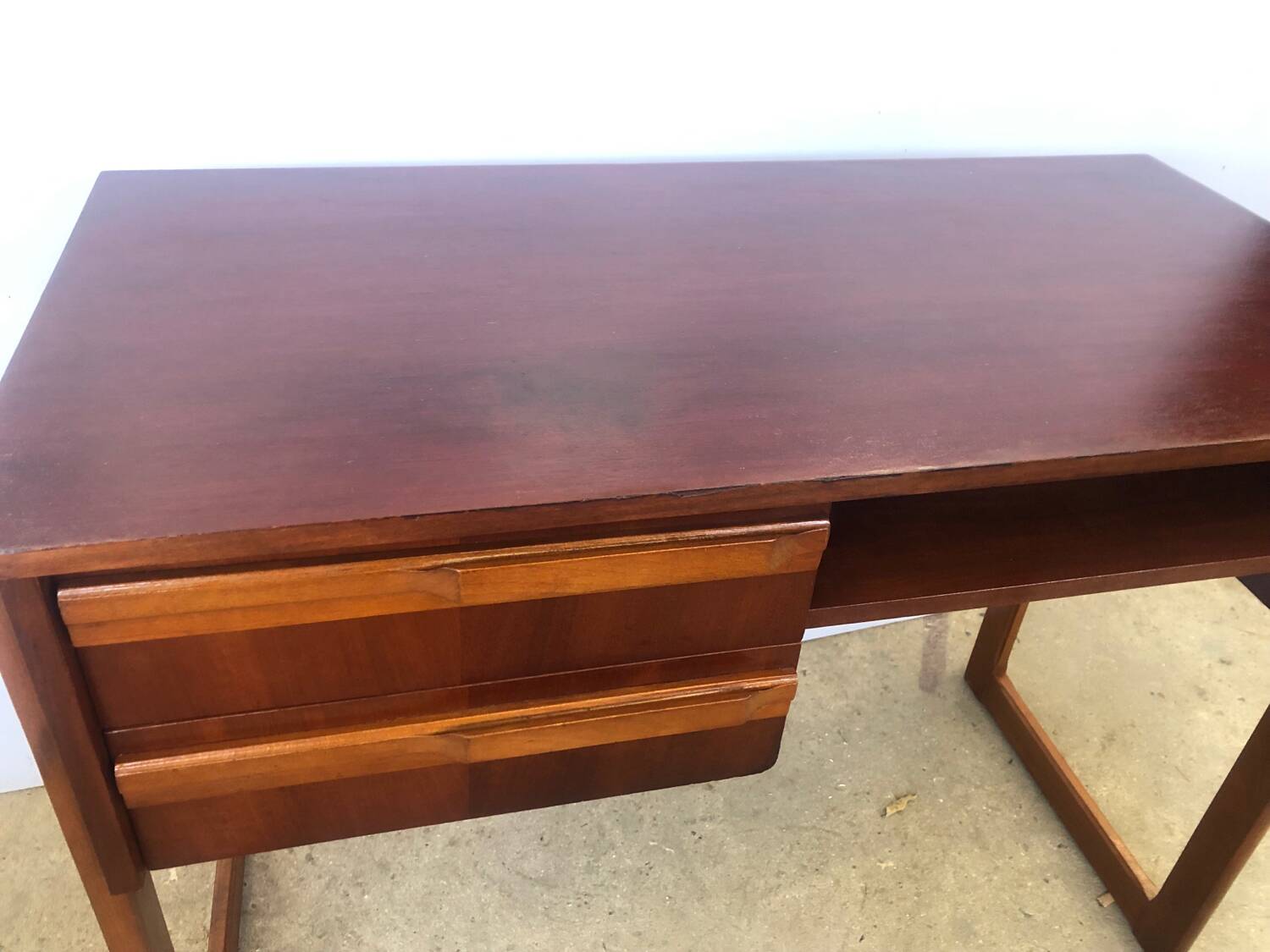 Scandinavian sled base desk