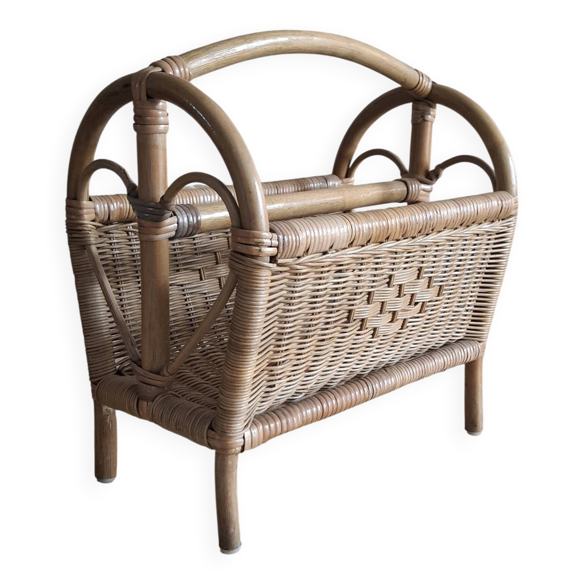 Heart-shaped rattan magazine rack