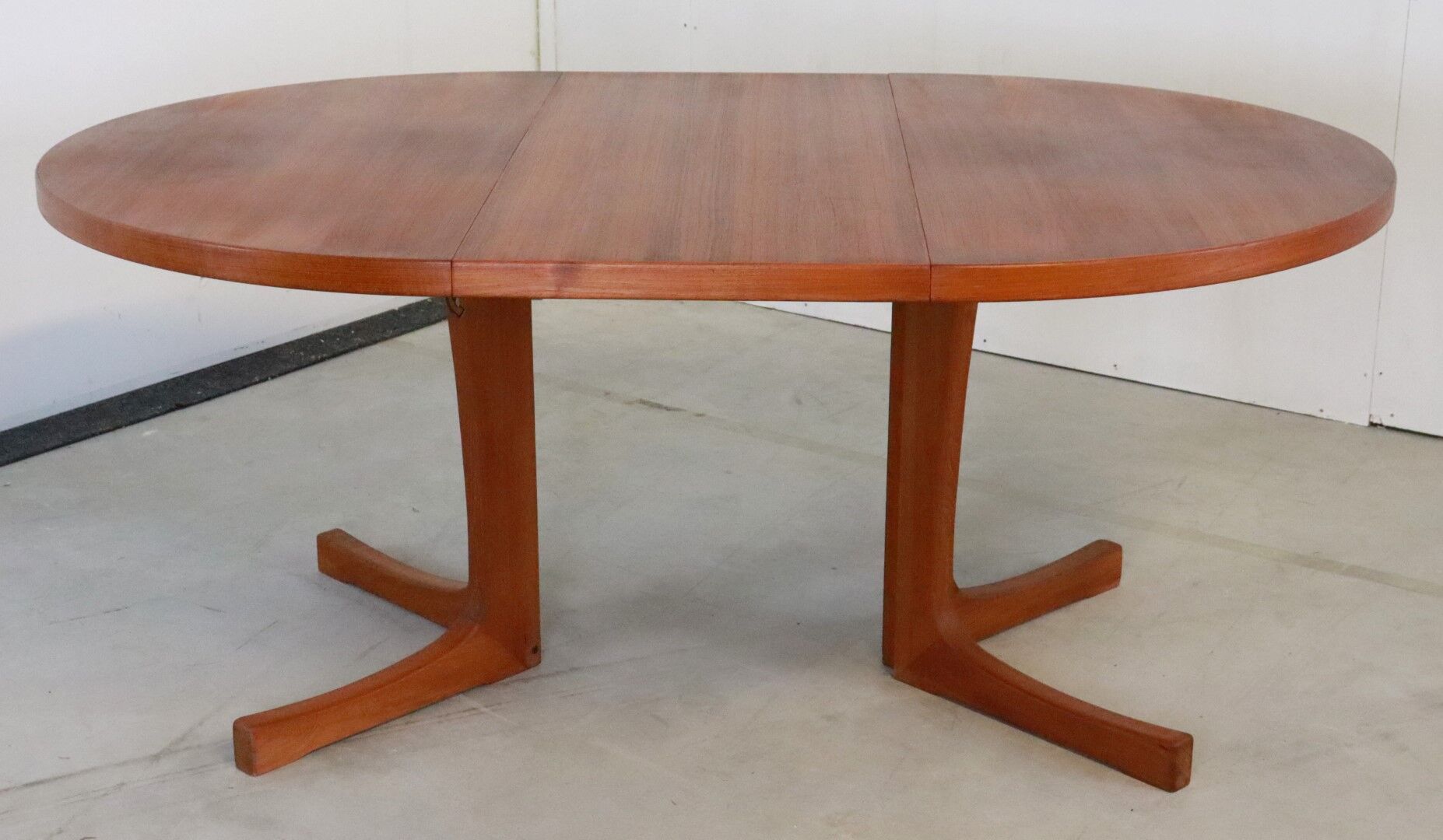 Danish design round dining table 2x extendable 'mejls'