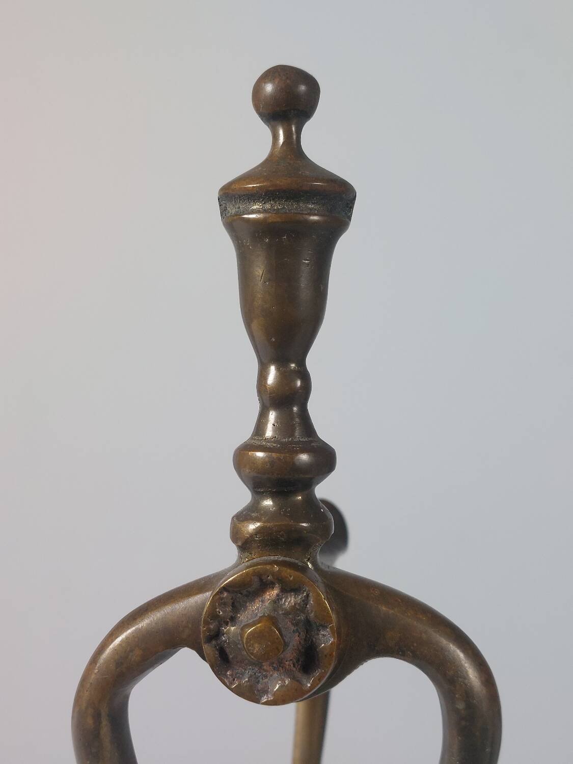 Paire de chenets en laiton au design zoomorphe vintage.