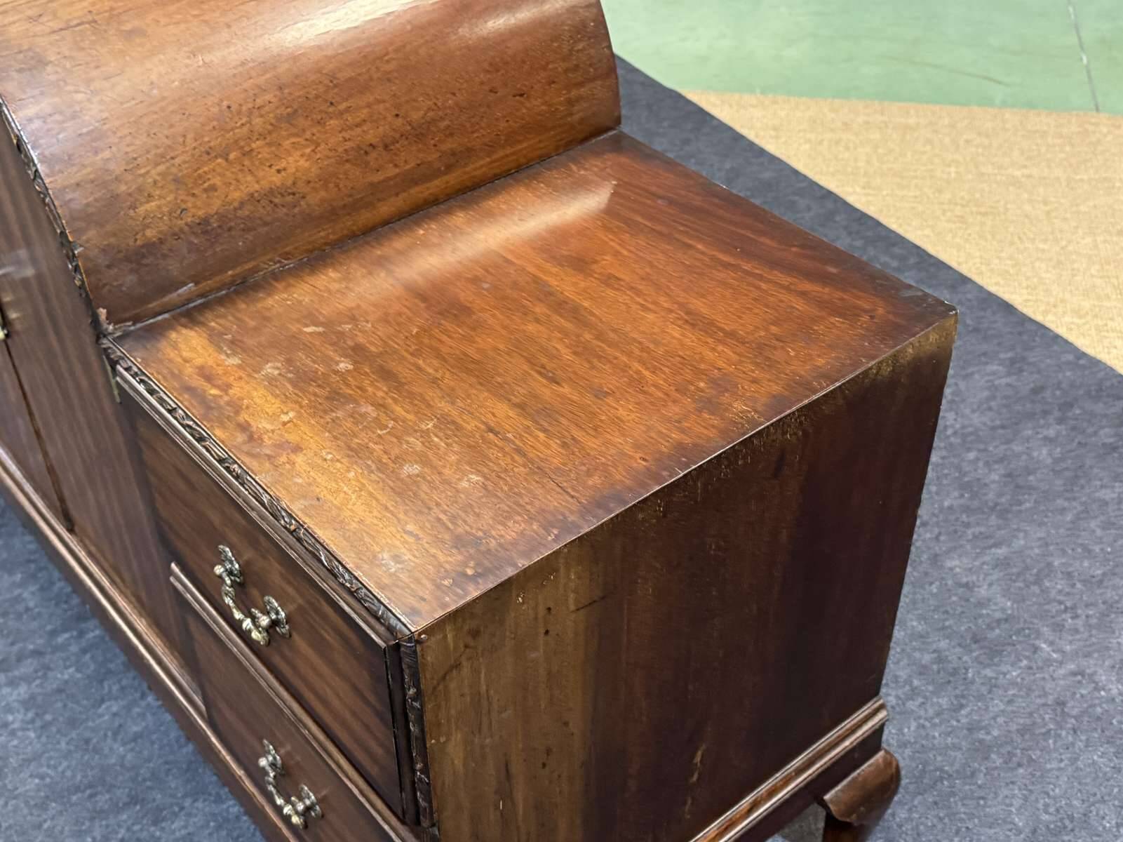 1930s English buffet bar in walnut and mahogany